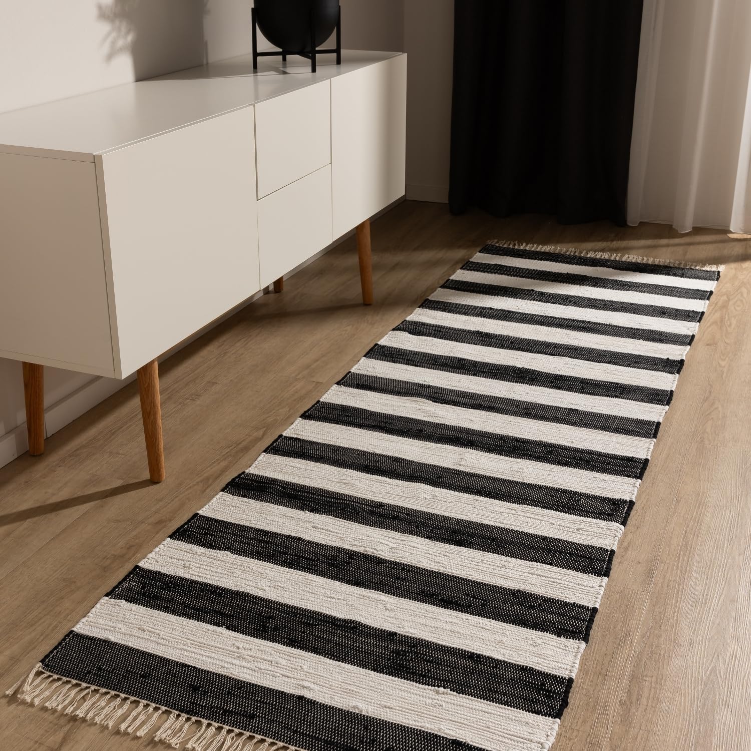 benuta Basic Baumwollteppich Tom - Schwarz/Creme 70x200 cm - Handgewebter Wohnzimmer Teppich - 100% Recycelte Baumwolle - Für Fußbodenheizung geeignet