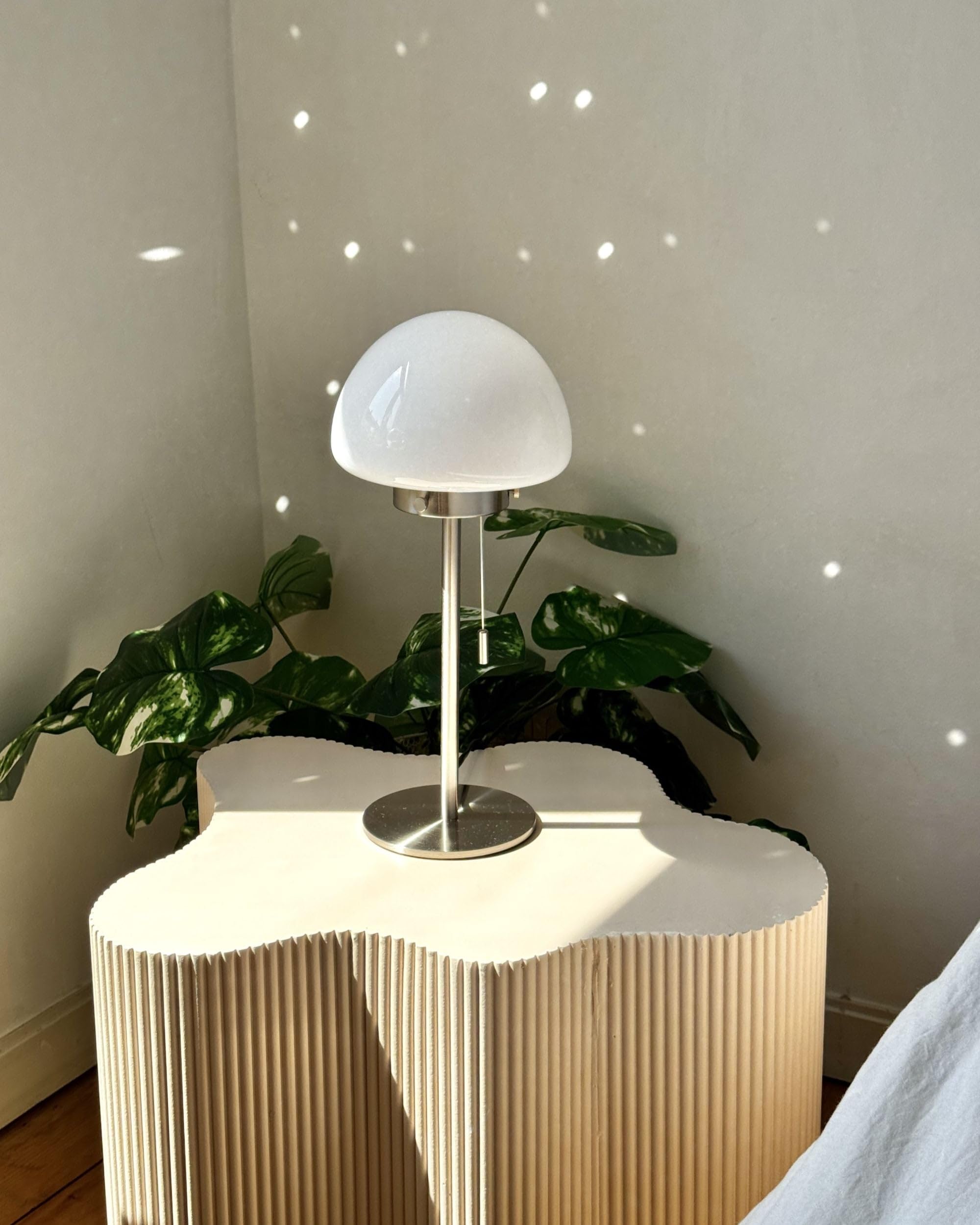Beliani Minimalistische Tischleuchte mit Zugschalter Lampenschirm aus Glas mit Metallsockel Silber Moruga