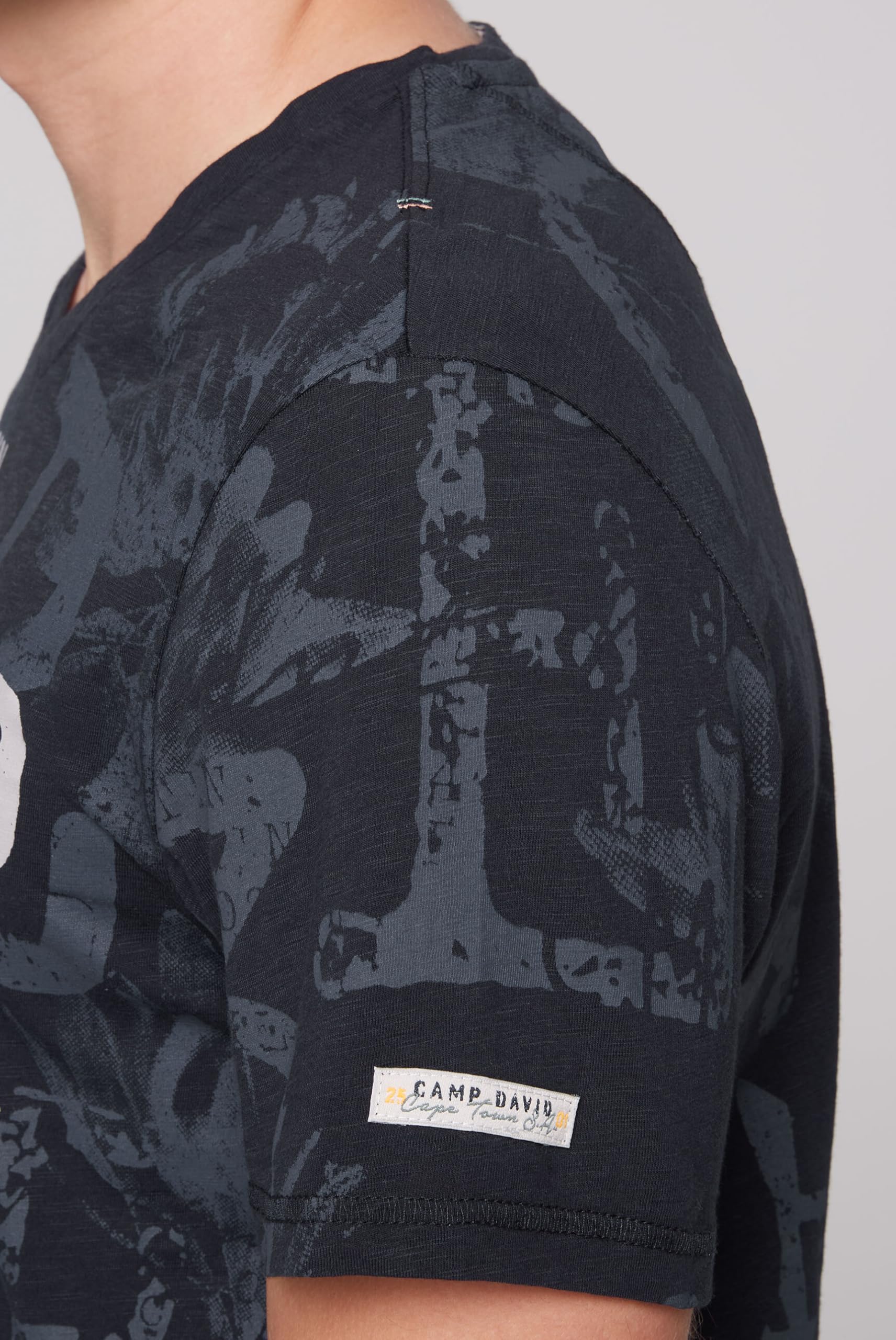 Camp David Camiseta para hombre con cuello en V con todo el estampado