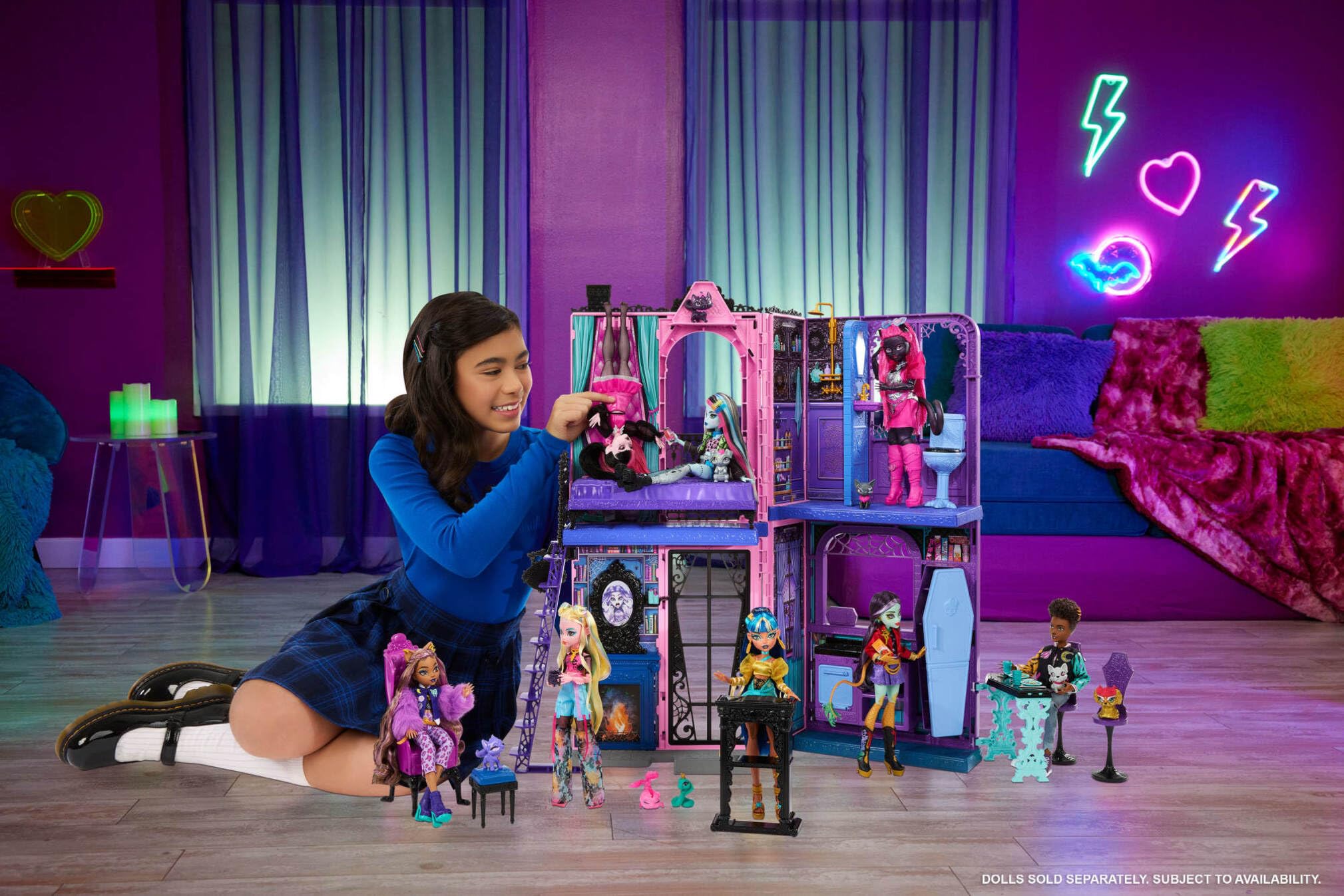Monster High Hotel Buuuutique Casa de muñecas, conjunto de juego plegable con sorpresas espeluznantes en cada habitación y más de 13 piezas, incluidos muebles y accesorios, JBF16