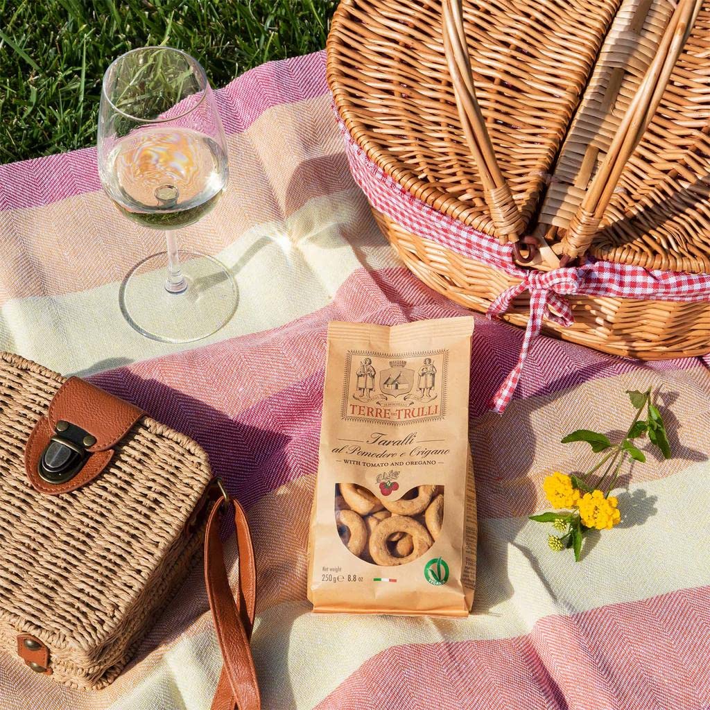 Terre Dei Trulli Taralli Pugliesi Assortiti Con Olio Evo, Al Pomodoro E Origano E Alle Olive Nere Celline - 6 Confezioni Da 250g | Taralli Artigianali | Snack Salati Per Un Aperi Snack Genuino
