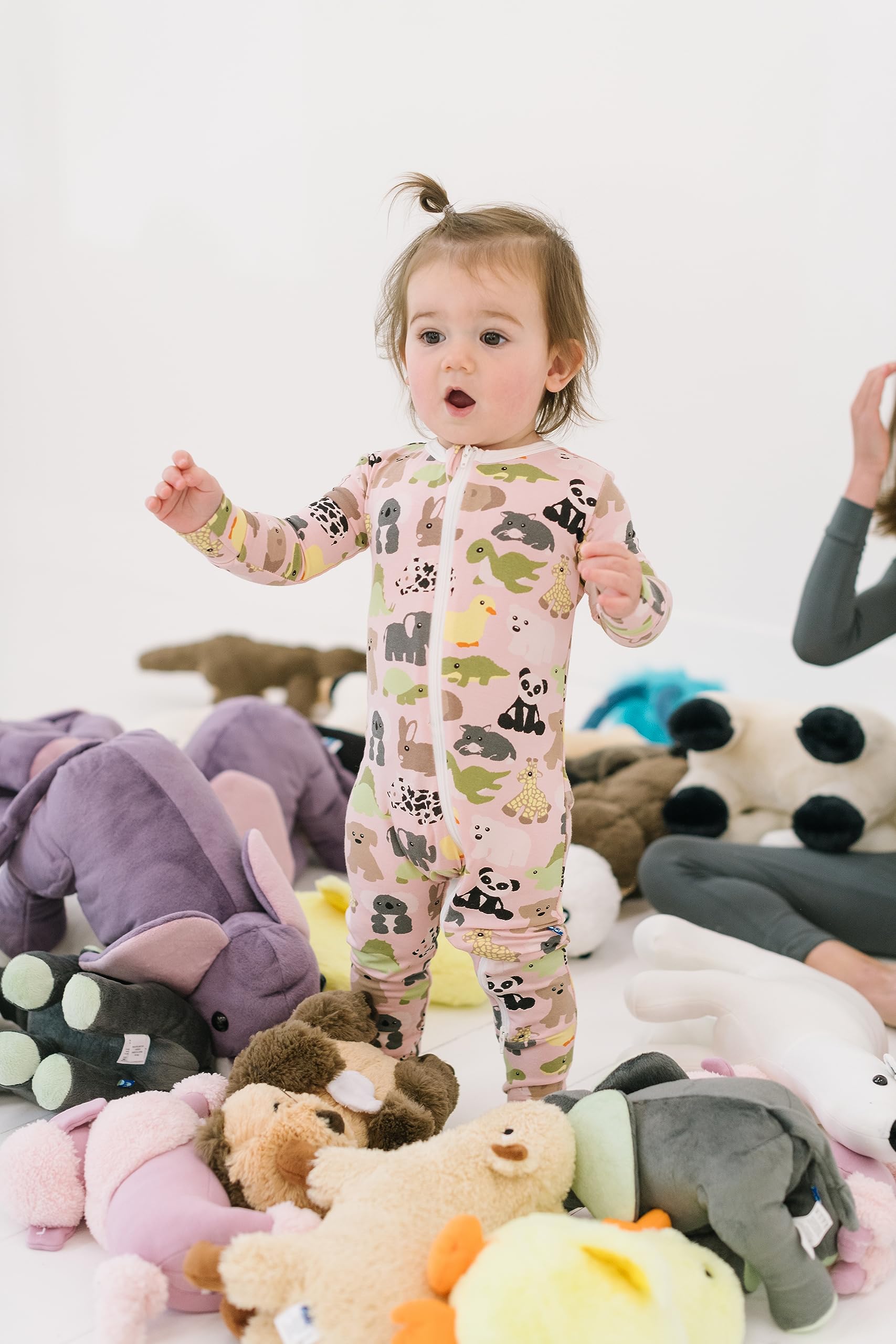 KicKee Print Footie with Zipper, Fitted Long Sleeve Pajamas, Ultra Soft Everyday One-Piece Loungewear, 90s (Baby Rose Too Many Stuffies - 0-3 Months)