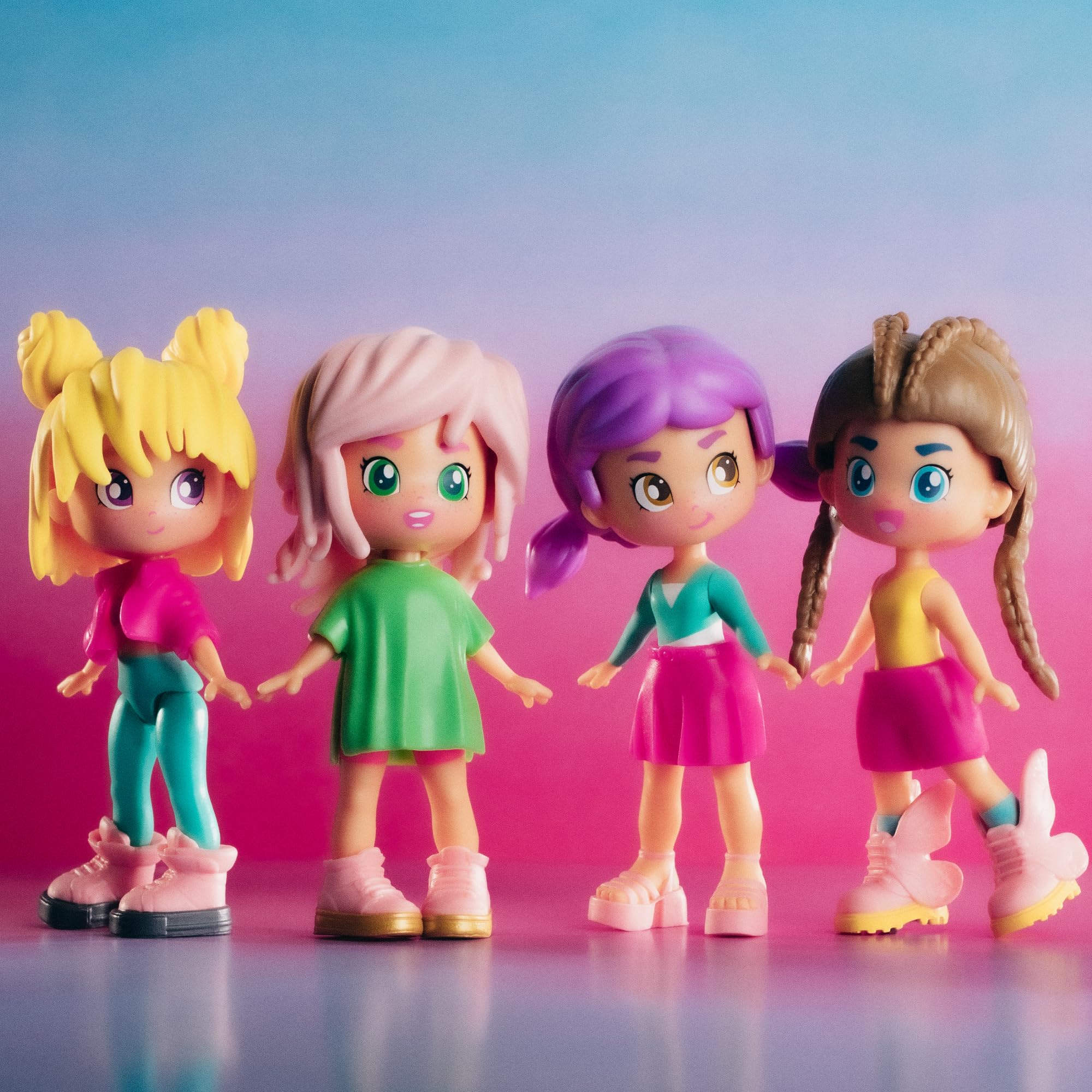 Pinypon TOP Girls Brunette, Chica TOP Morena con Outfit de Street Style, Figura de 11 cm Articulada de Brazos y Piernas, Doble Cara y Ropa y Zapatos Intercambiables, +4 años, Famosa (PNN00200)