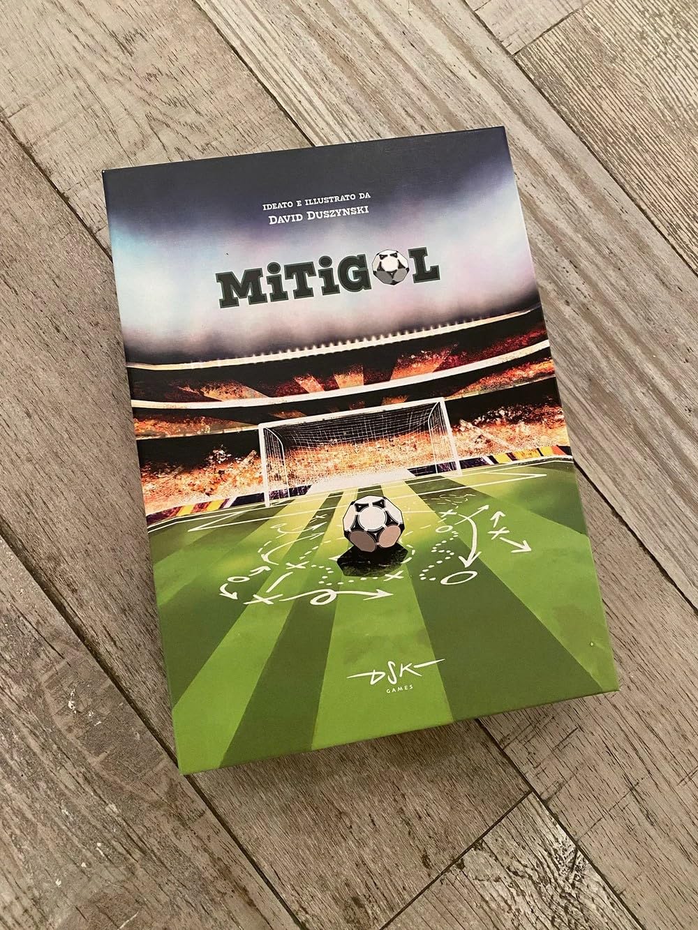 MiTiGOL – Gioco da Tavolo sul Calcio | Strategia, Ironia e Carte Uniche | Età 14+ | DSK Games | Calcio Vintage Anni ’80 per Famiglie e Appassionati