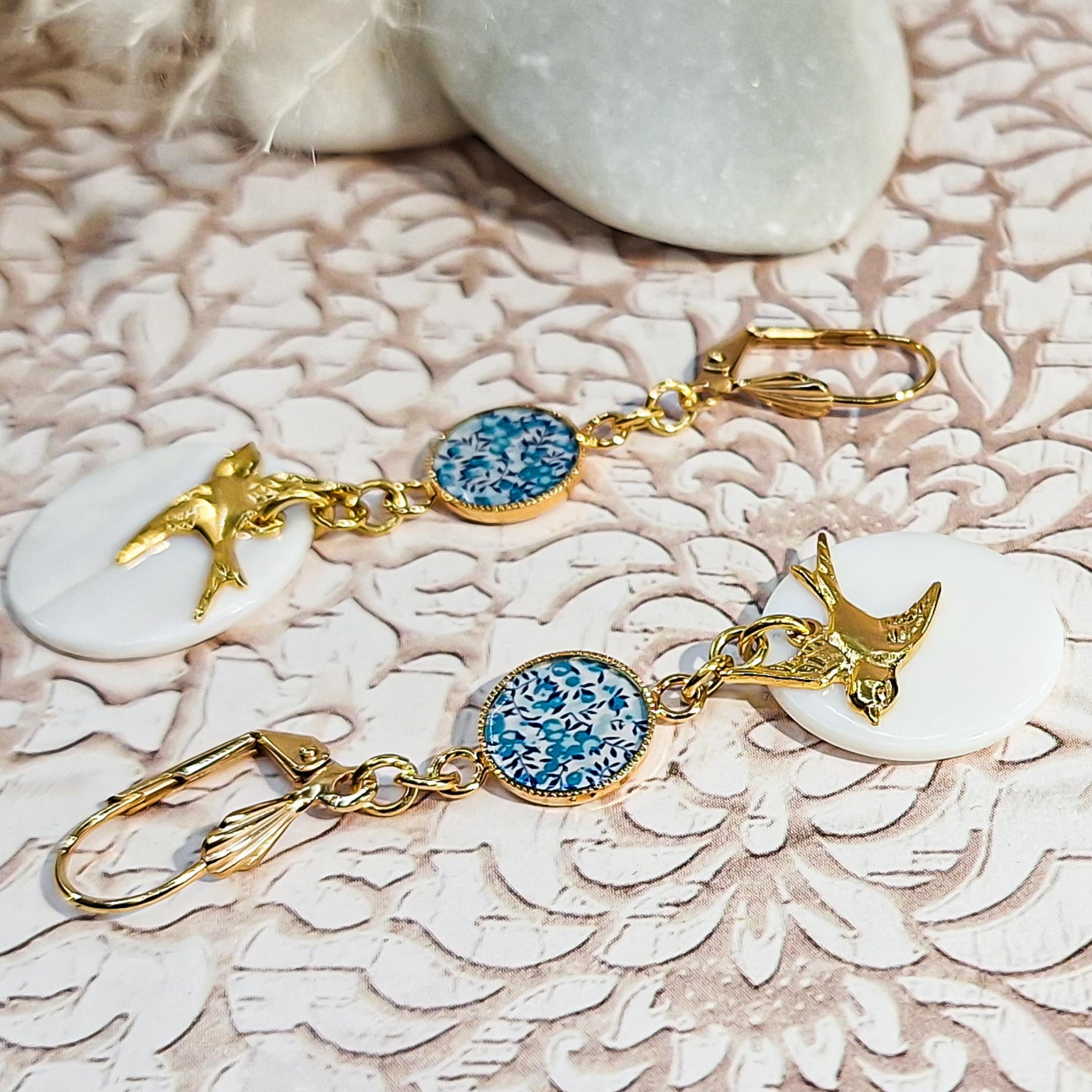 Orecchini in resina uccello fiori madreperla oro ottone turchese bianco