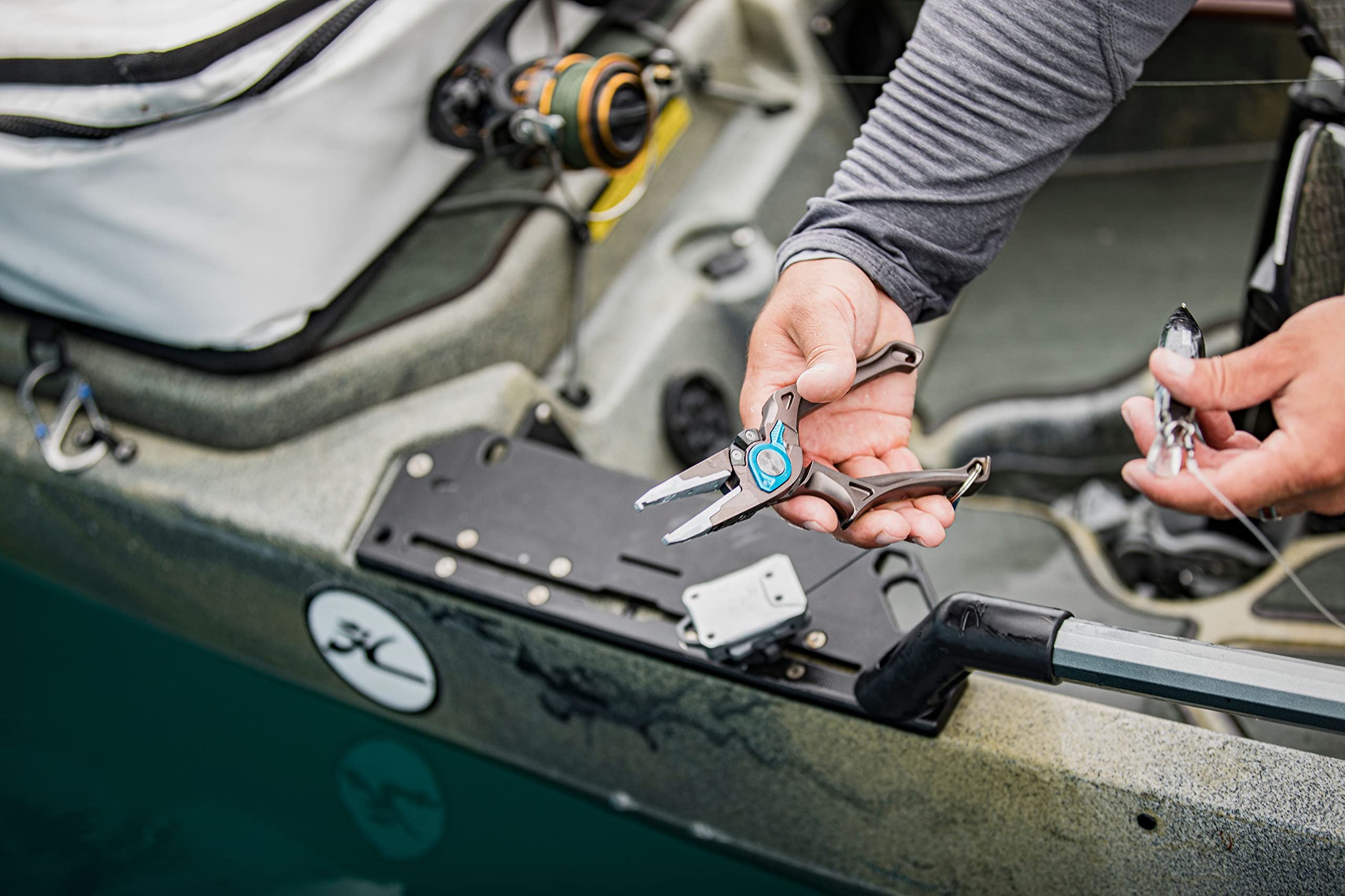 Amazon.com : Gerber Gear Defender Rail - Retractable Salt & Freshwater  Fishing Tether with Side Release Lock - Premium Fishing Gear - Cyan :  Sports & Outdoors