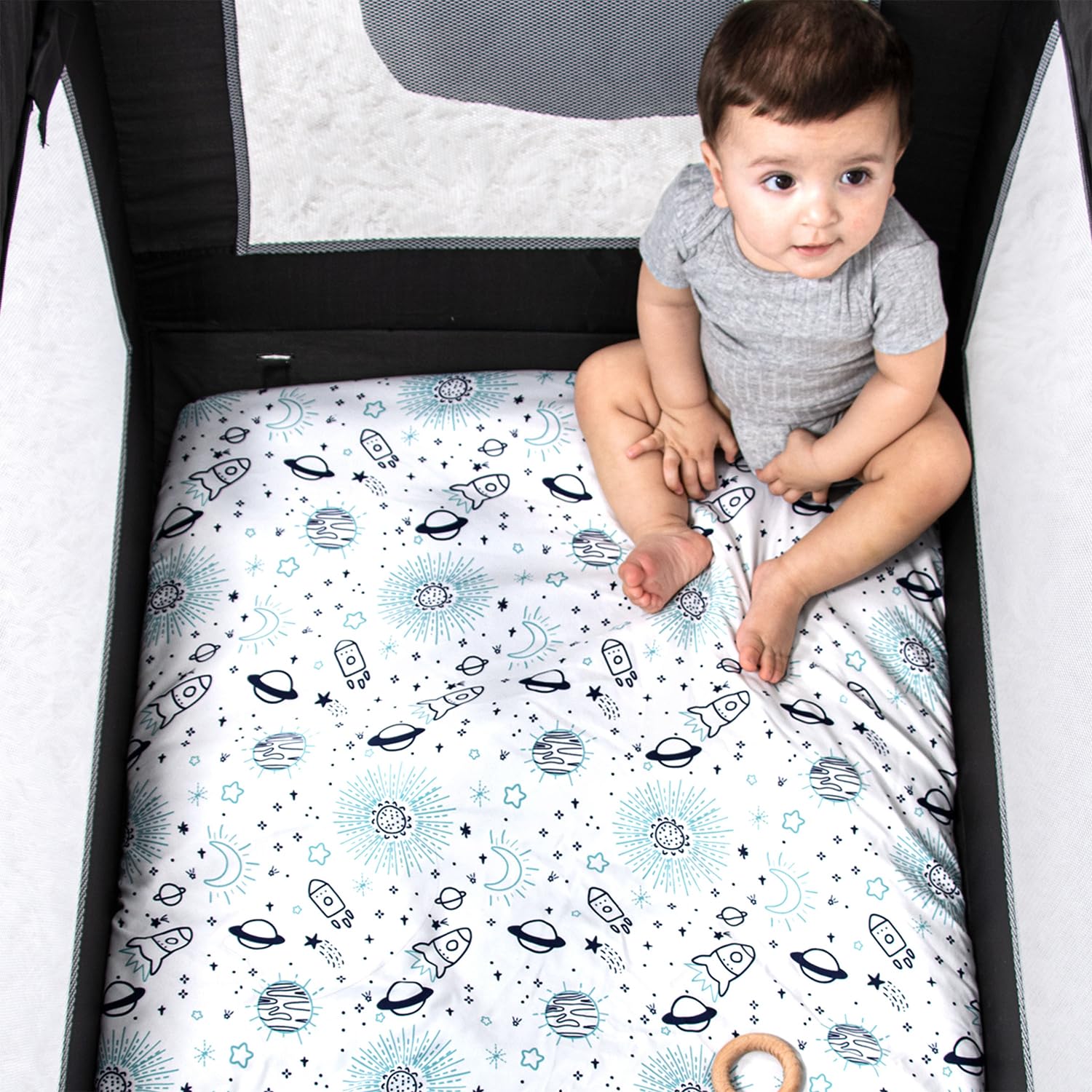 The Peanutshell Pack n Play - Sábanas bajeras para cuna pequeña, sábanas para corralito, ropa de cama portátil para cuna para niños o niñas, espacio celestial, paquete de 3