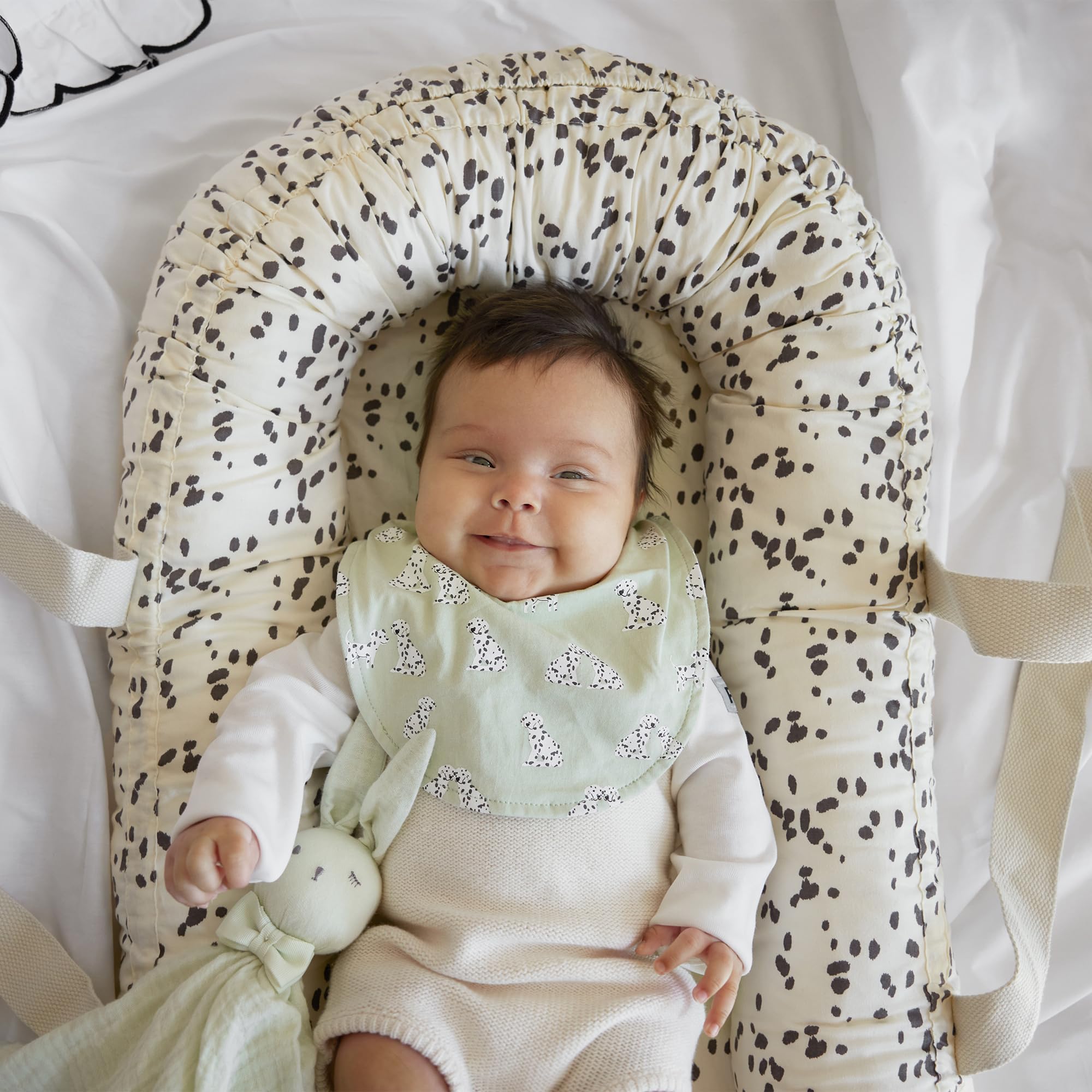 Elodie Details Reducteur de Lit Bebe Baby Nest Cocon Bebe portable pour nouveau-né, lavable 100% Coton 78x45 cm - Dalmatian Dots