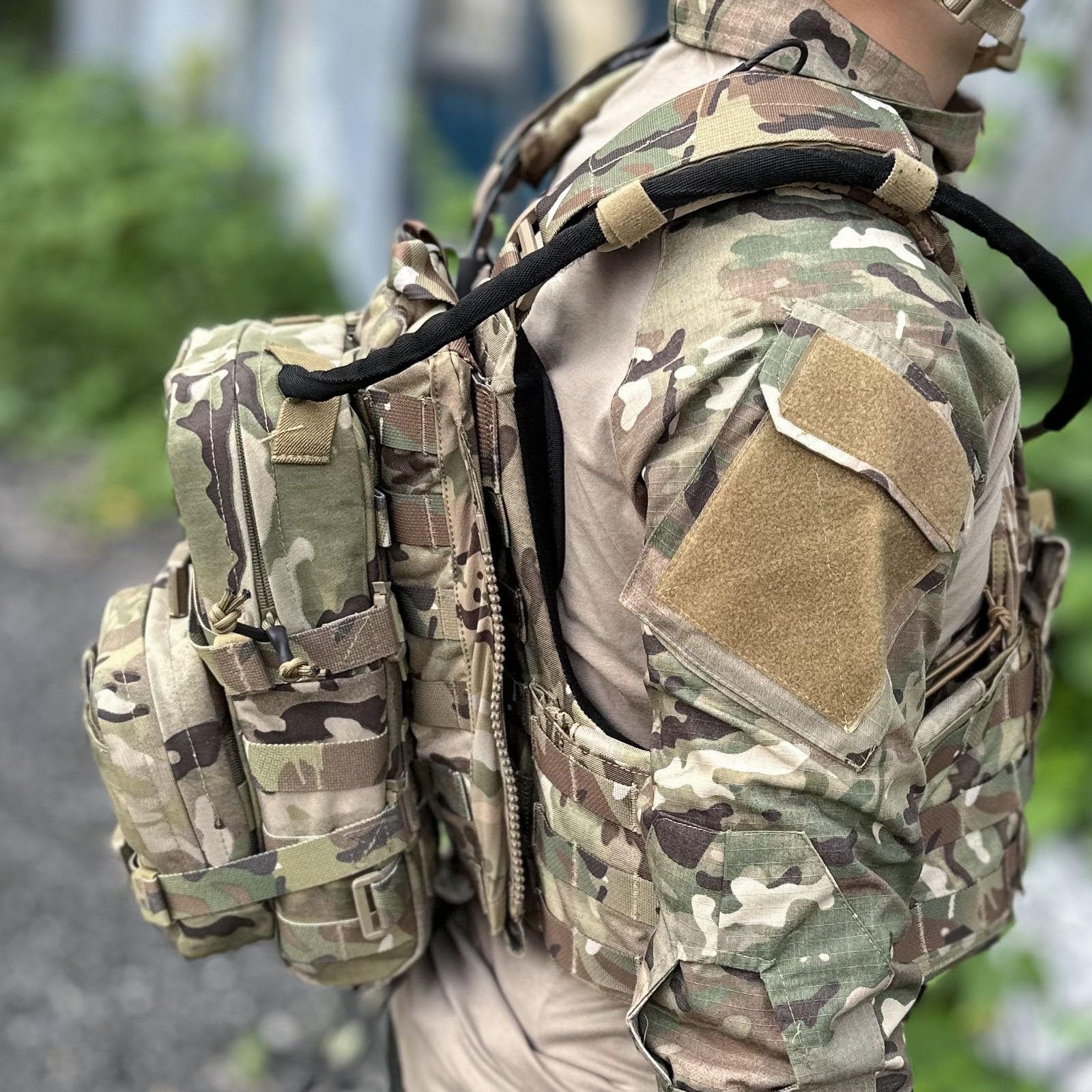 Paquete de hidratación táctico Mini Molle, portador de hidratación Molle con bolsa IFAK, bandera de Estados Unidos y parche Med, Hydropack para bolsa de agua de 2 litros