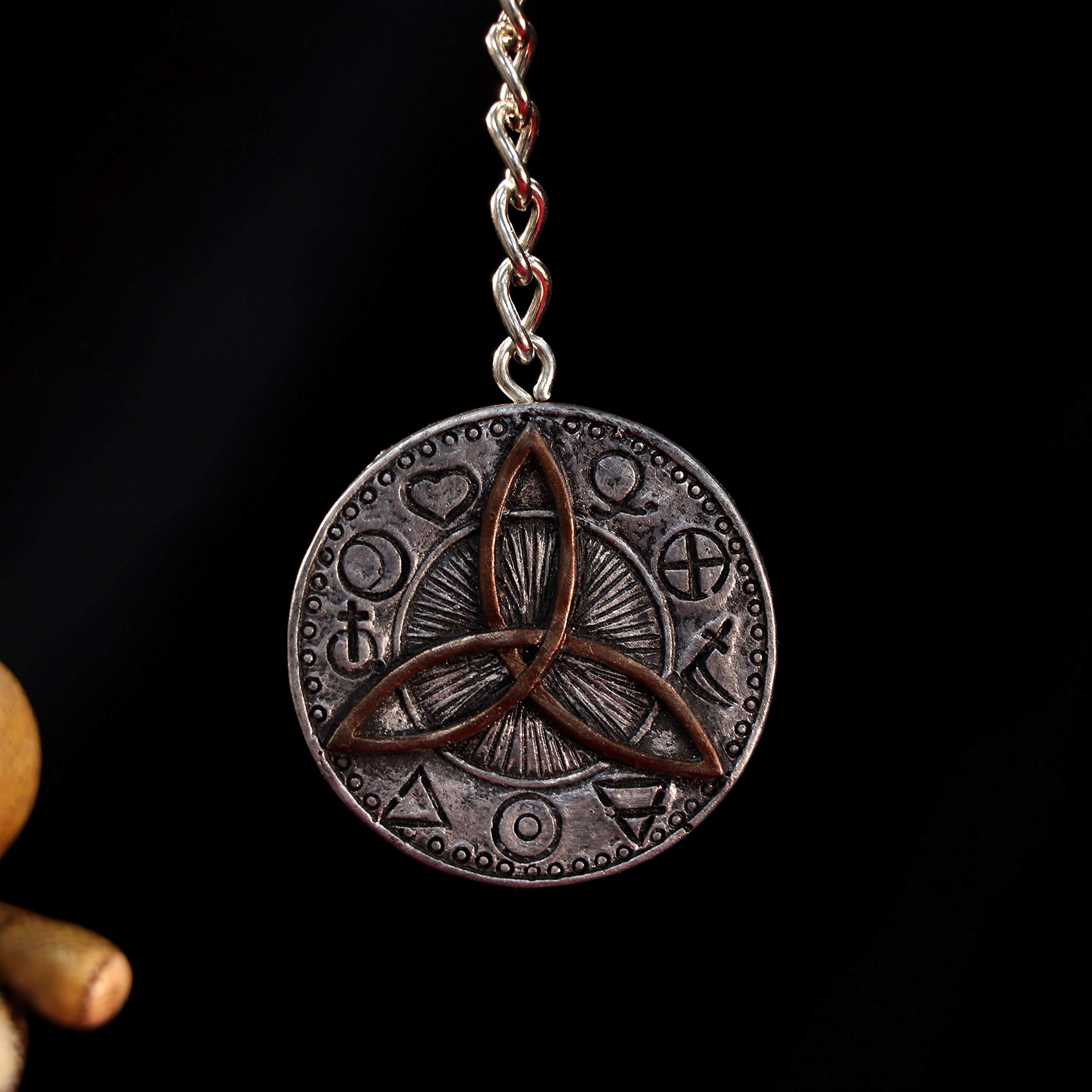 Nemesis Now Celtic Triquetra Schlüsselanhänger – Dark Gothic Design In Silber | 4,5 Cm Harz-Anhänger Handbemalt
