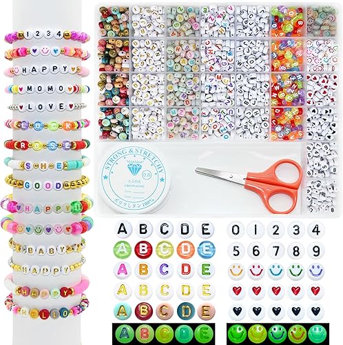 Amaney - 1400 cuentas del alfabeto de 5 colores y cuentas de corazón redondas planas y de cristal para hacer joyas