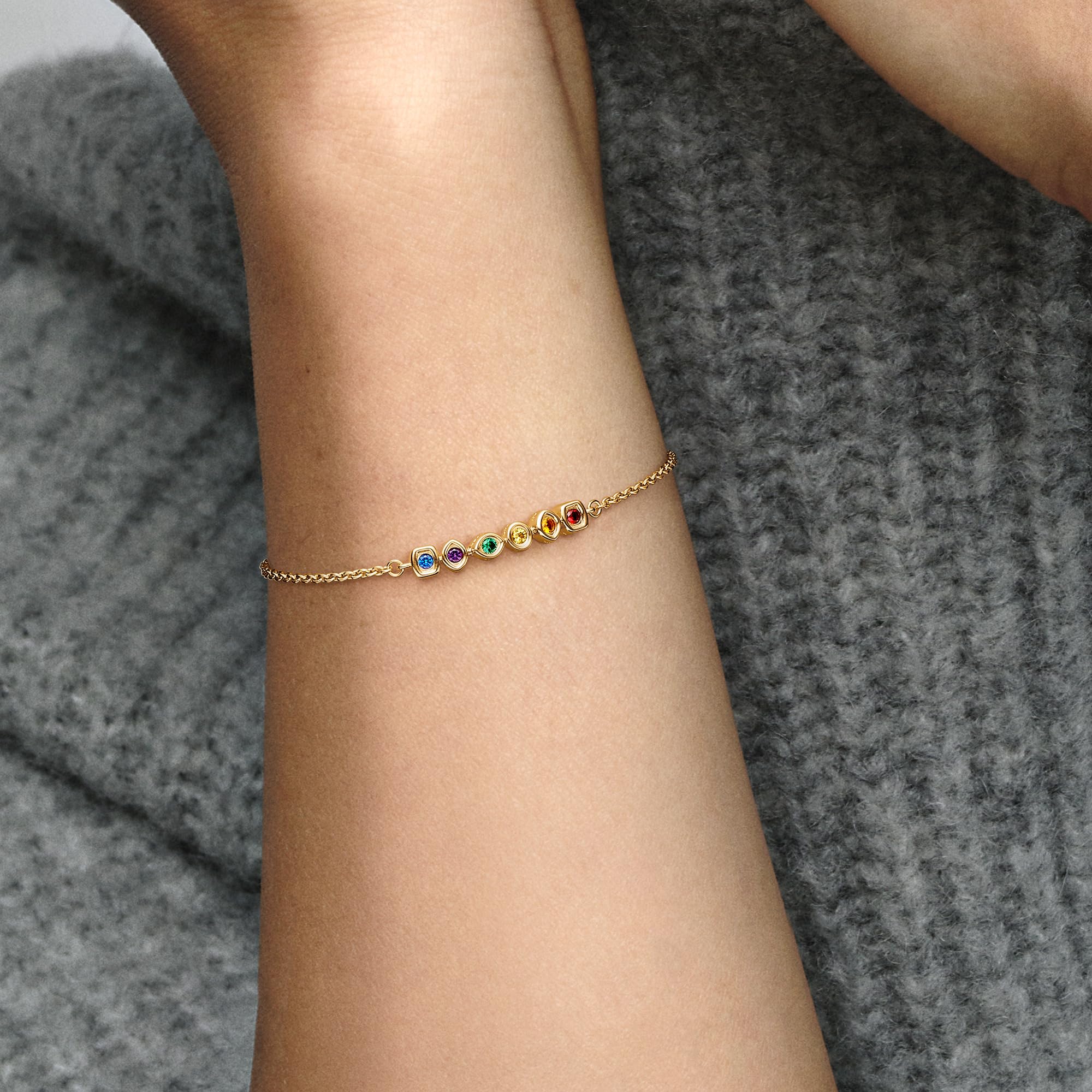 Pandora Marvel Armband, 14-karätig vergoldet, mit rotem, orangem, gelbem, grünem, lila und blauem Kristall