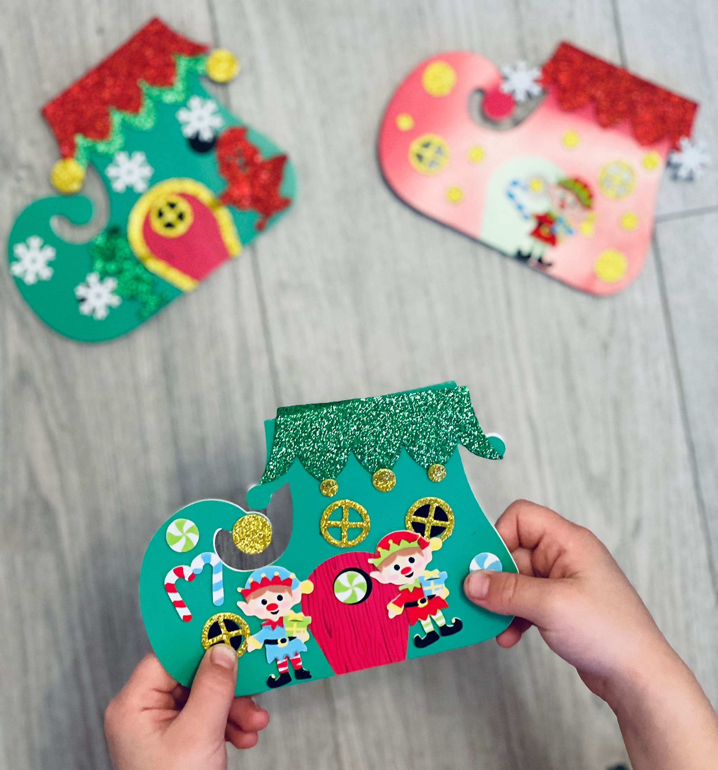 Baker Ross FE968 Kits de Tarjetas de Bota de Elfo Navideño - Paquete de 6, Haz tus Propias Tarjetas Navideñas, Ideales para Proyectos de Manualidades para Niños