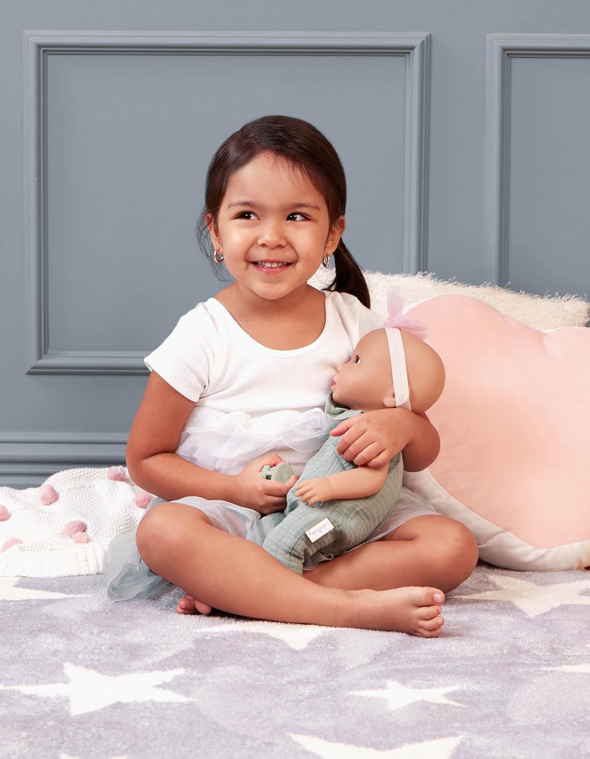 LullaBaby – 14-Inch Realistic Baby Doll – Blue Eyes, Fair Skintone & Soft Huggable Body – Green Jumper Outfit with Bow Headband – Removable Clothes – Pretend Play Toy for Kids Ages 2+