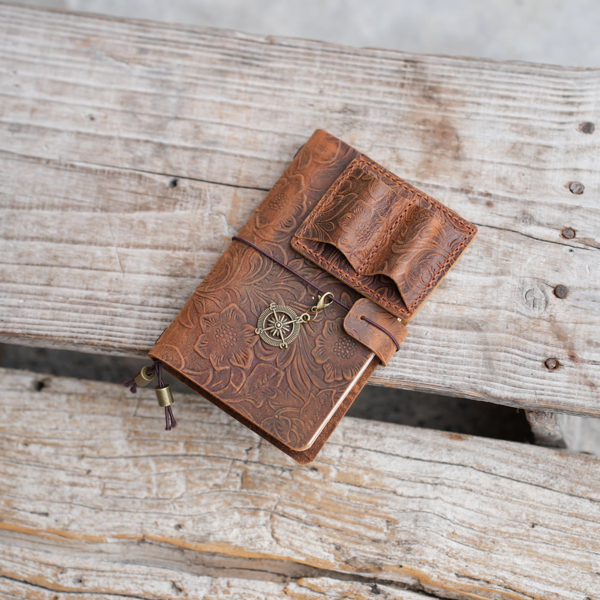 JJNUSA Carnet de voyage A5 fabriqué à la main en cuir véritable – 8.3in x 5.5in / 21 x 14 cm, couverture rechargeable avec poches intérieures, emplacements pour cartes et porte-stylo