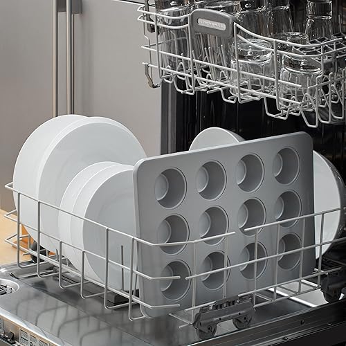 Vista 51 de KitchenAid Molde antiadherente de acero aluminizado para magdalenas de 12 tazas, contorno plateado