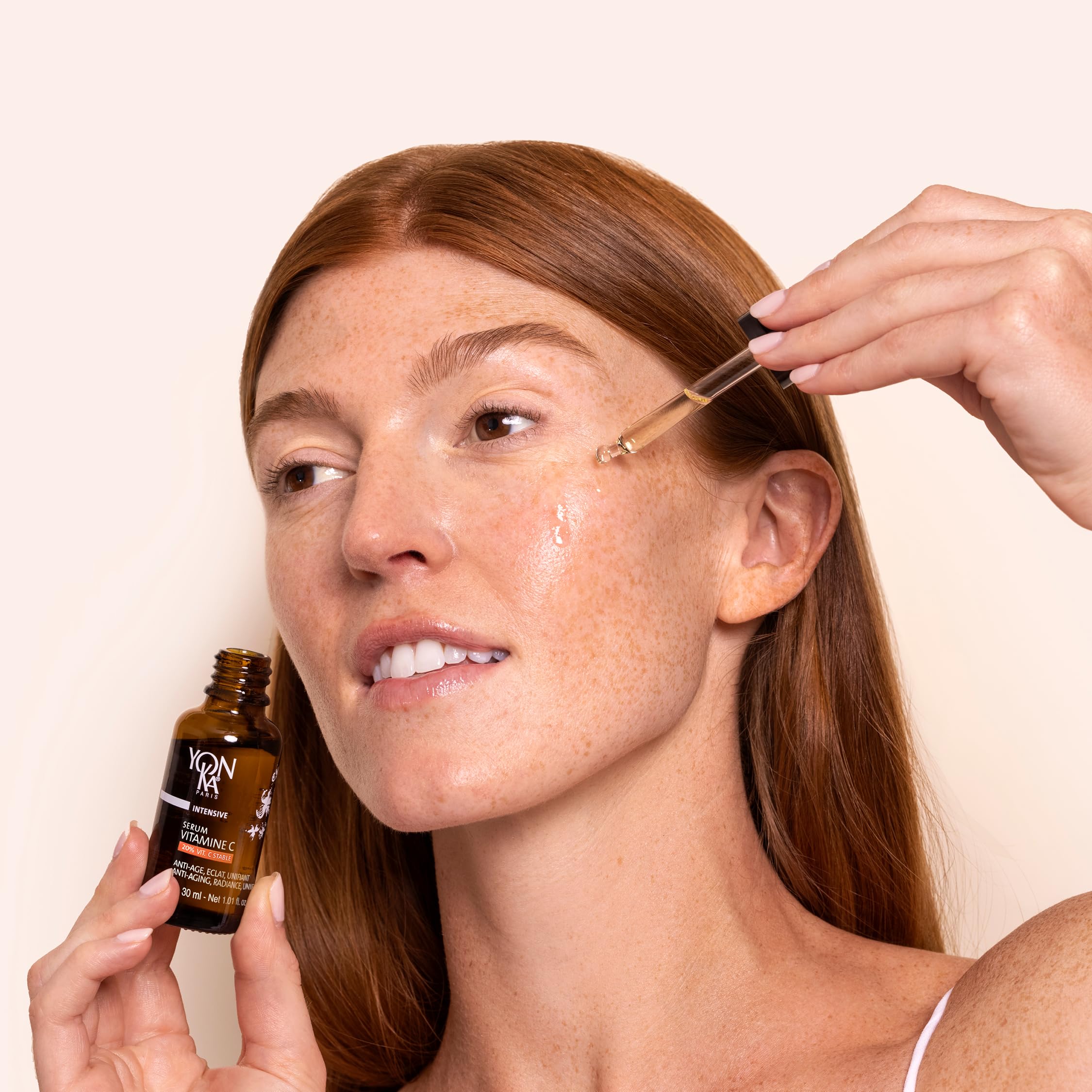 Yonka Sérum Vitamine C 30ml - Texture Huile - Anti-Âge, Éclat et Unifiant Illumine et Réduit les Taches - 20% de Vitamine C Stable - 99,9% d’Ingrédients d’Origine Naturelle