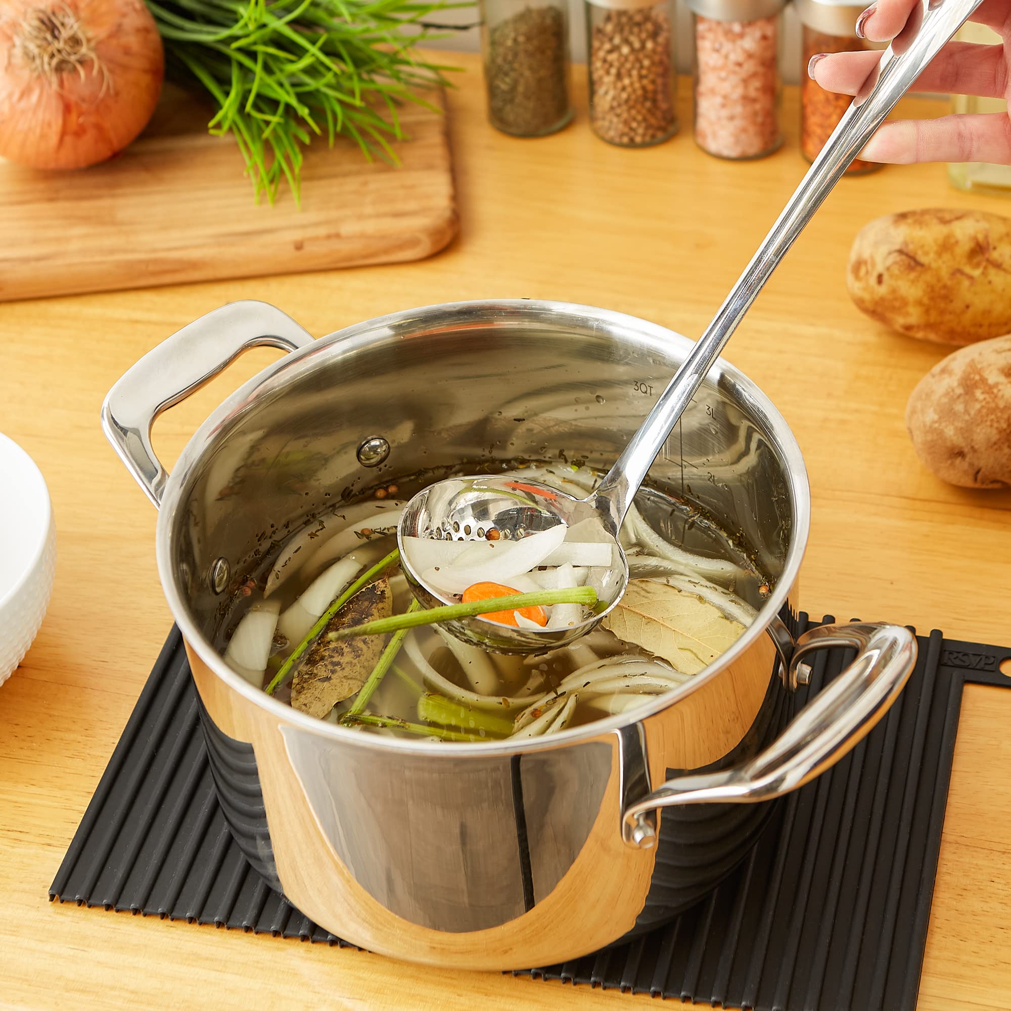 RSVP International Endurance Kitchen Collection Outils de filtrage percés Louche en acier inoxydable 18/8