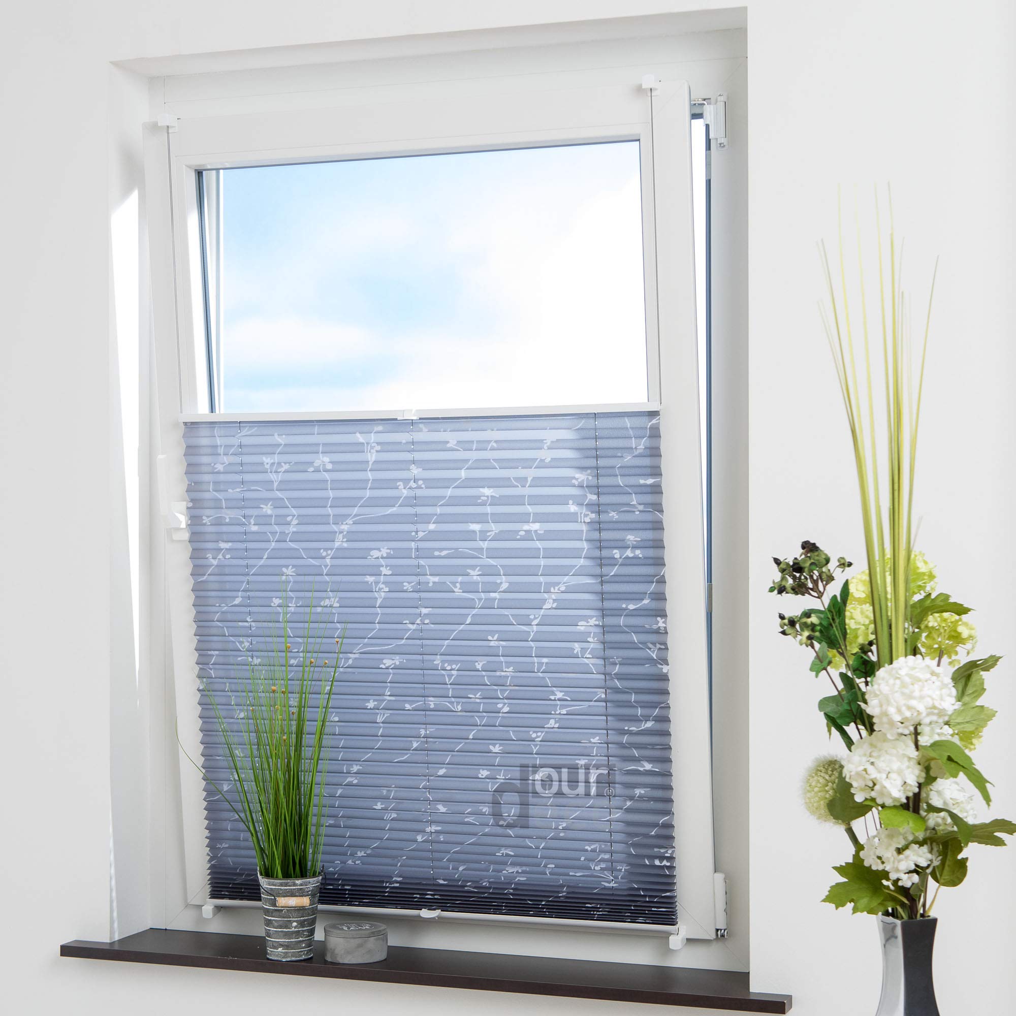 Plissee mit Blumenmotiv; 80x130 B x H in cm; Farbe: grau bedrucktes Blumenmotiv Ranke; lichtdurchlässig, Blickdicht; Klemmen, Montage ohne Bohren, Klemmfix-Plissee, Easy-to-fix
