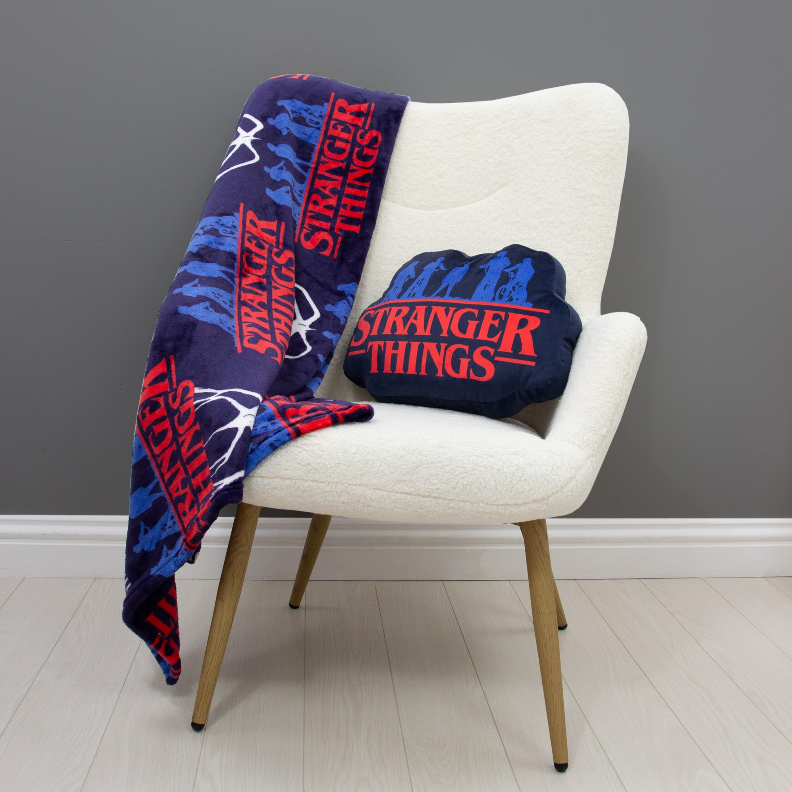 Stranger Things Character World - Cuscino con licenza ufficiale, super morbido, reversibile, 2 lati, design con fiamme, perfetto per qualsiasi camera da letto, divano o letto, 30 x 40 cm
