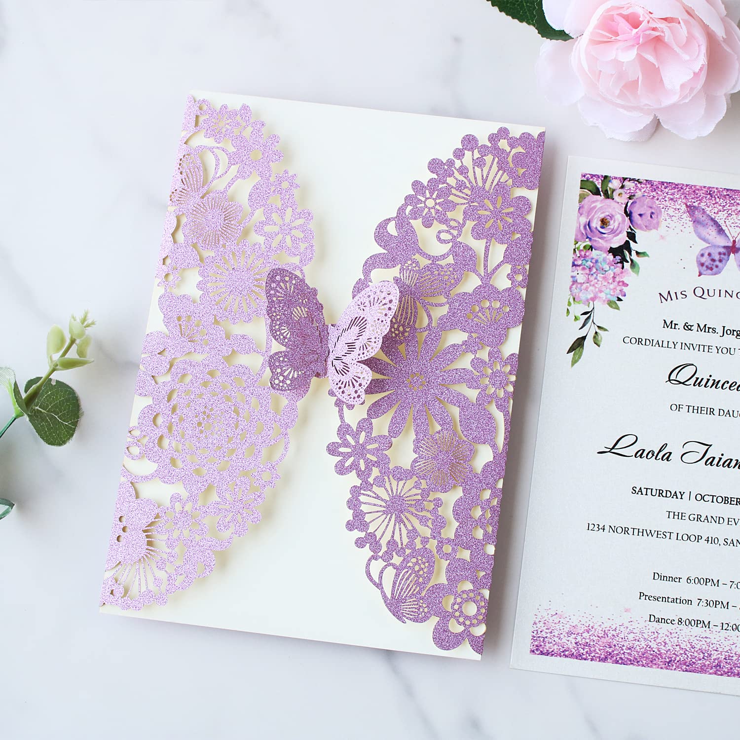 Hosmsua 50PCS Tarjetas de invitación de boda púrpura personalizadas con invitaciones y sobres de mariposa Flora cortados con láser para la ducha nupcial de cumpleaños de Quinceañera (brillo púrpura)