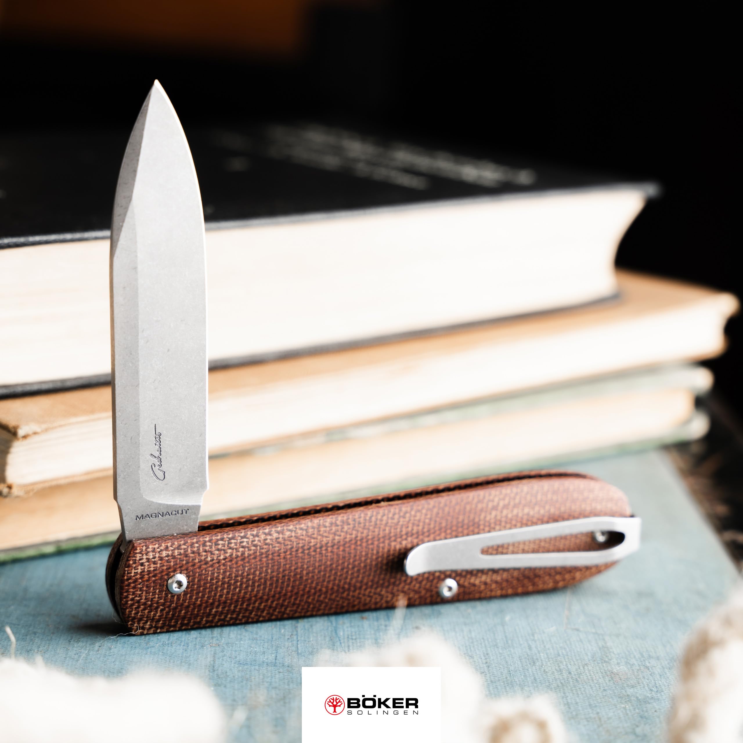 Böker SOLINGEN® Coffin Jute Micarta - handgefertigtes Taschenmesser 42a konform - EDC Zweihandmesser mit extra scharfer 8 cm MagnaCut Klinge - Premium Slipjoint Klappmesser mit Micarta Griff & Etui