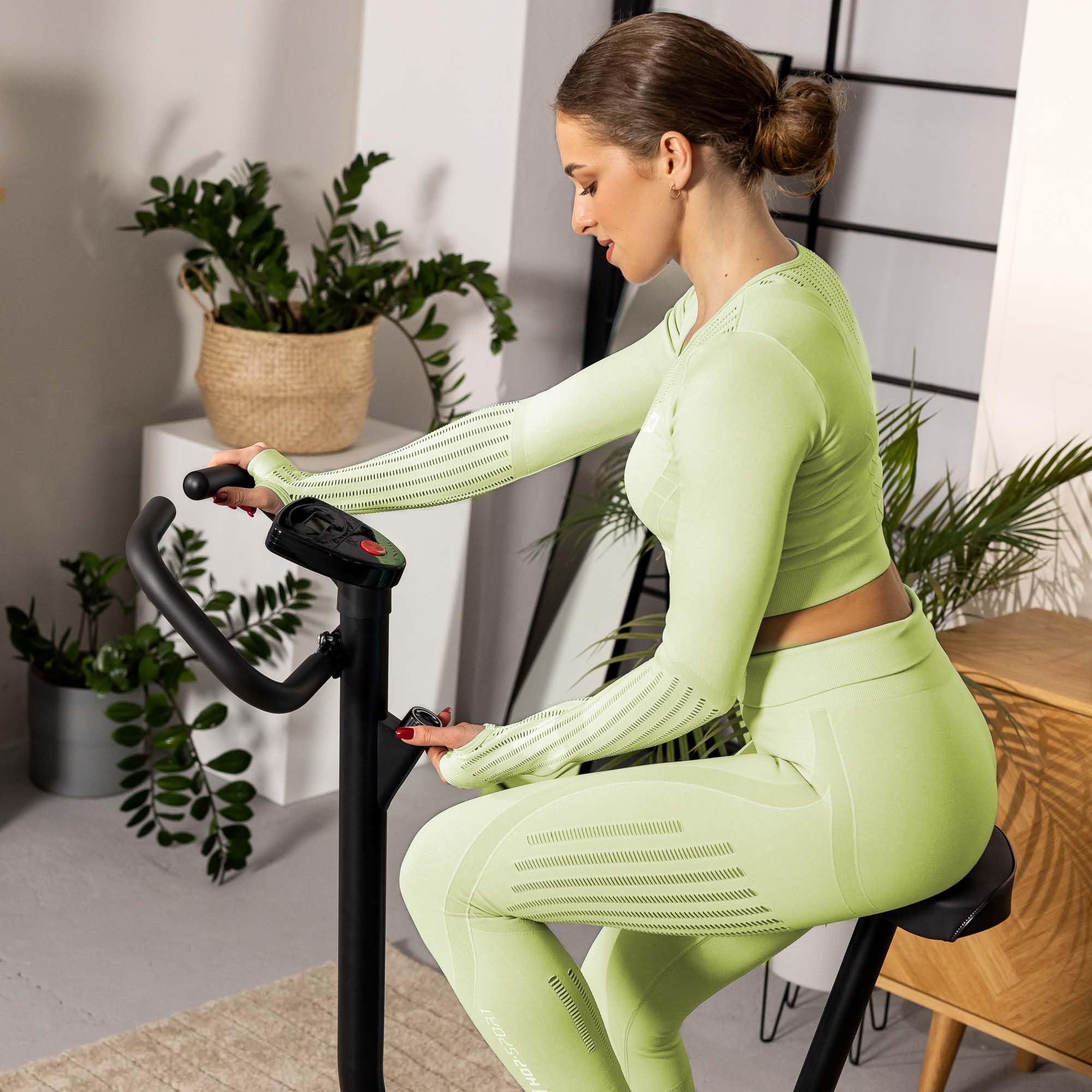 Hop-Sport Heimtrainer Fahrrad Rio - Kompaktes Ergometer für Zuhause mit Trainingscomputer, Manuelle Widerstandsregelung, Ergonomischer Sattel, Anti-Rutsch Pedale, Transportrollen