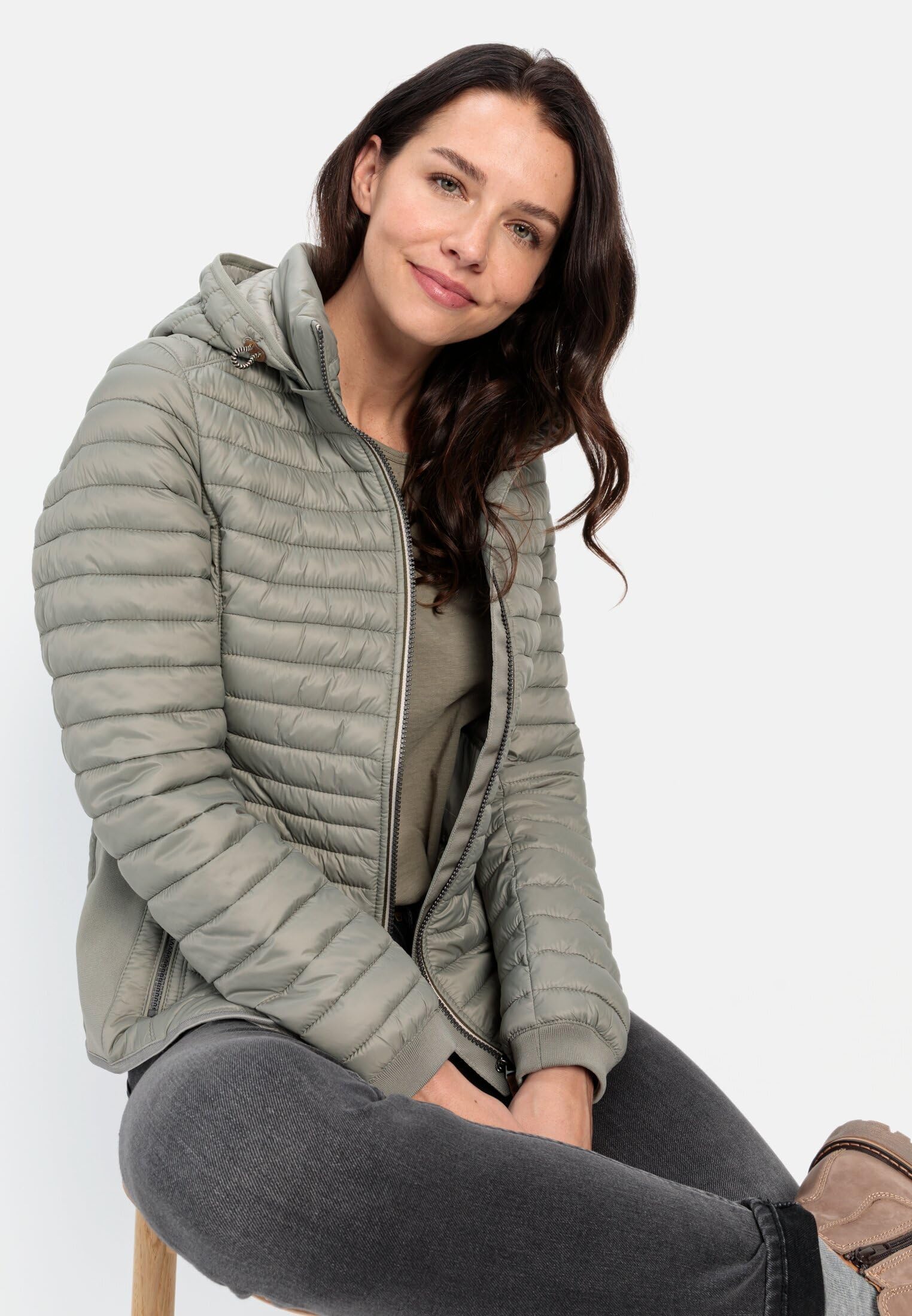 camel active Damen Leichte Steppjacke mit Kapuze | Winddichte und wasserabweisende Übergangsjacke mit 2-Wege-Reißverschluss und abnehmbarer Kapuze