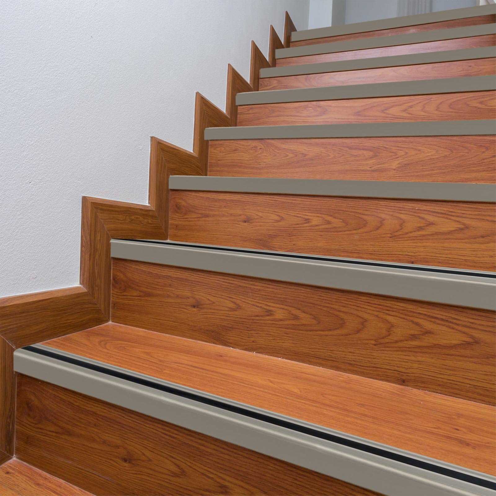 Floordirekt Perfil de borde de escalera de aluminio 134 cm de largo, 1 pieza, incluye tornillos y tacos, perfil de borde de escalón preperforado en forma de L, perfil de ángulo de 37 mm de ancho x 17