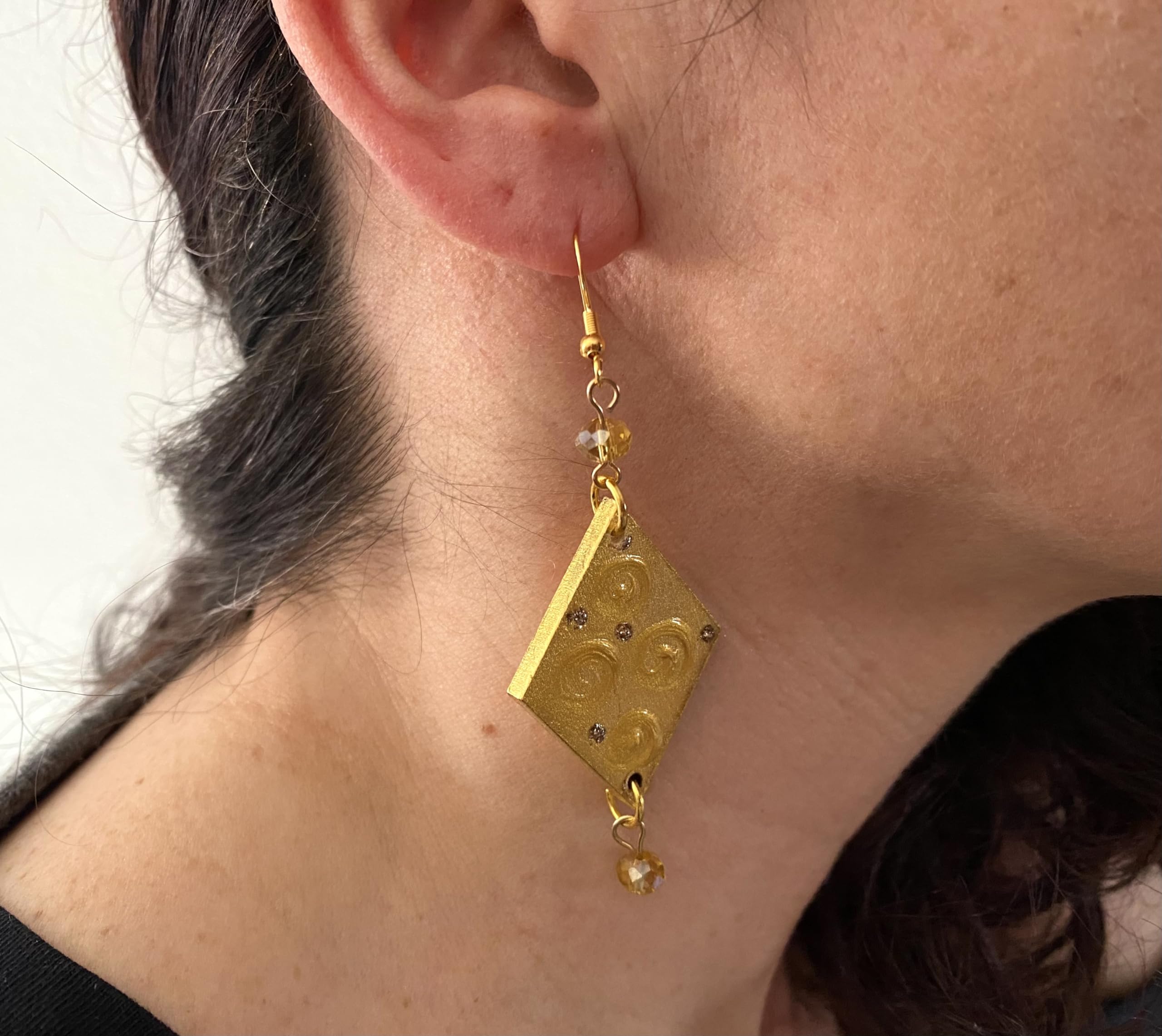 Orecchini dipinti a mano – IL BACIO DI KLIMT - Orecchini pendenti da donna asimmetrici, Gioielli in legno dipinti a mano, Gancio in argento, Made in Italy, Lavorazione Artigianale