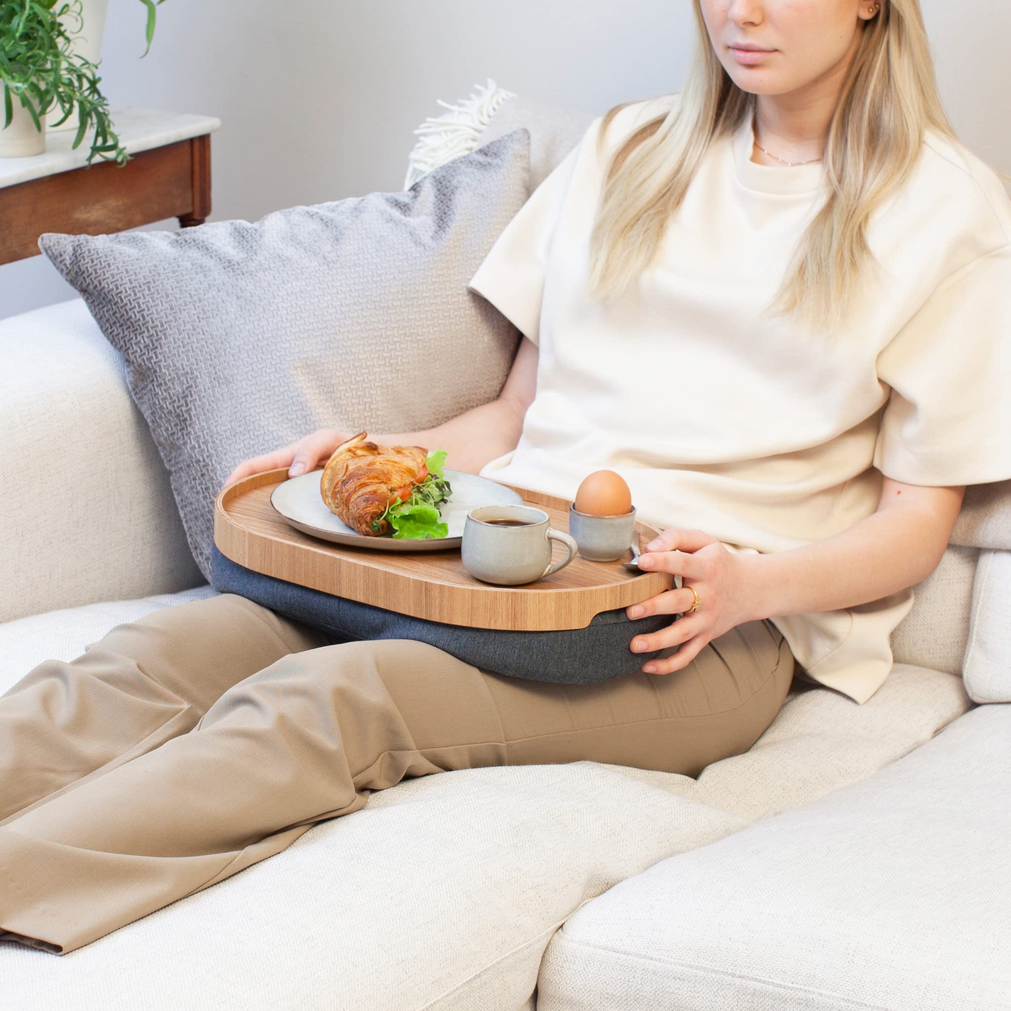 Bandeja portátil Multifuncional con cojín moldeable. para Ordenador portátil Desayuno Cena. Bandeja Antideslizante. Funda de Almohada Lavable extraíble. Almohada Gris. Natural. Mediano (39x26x6,5 cm)