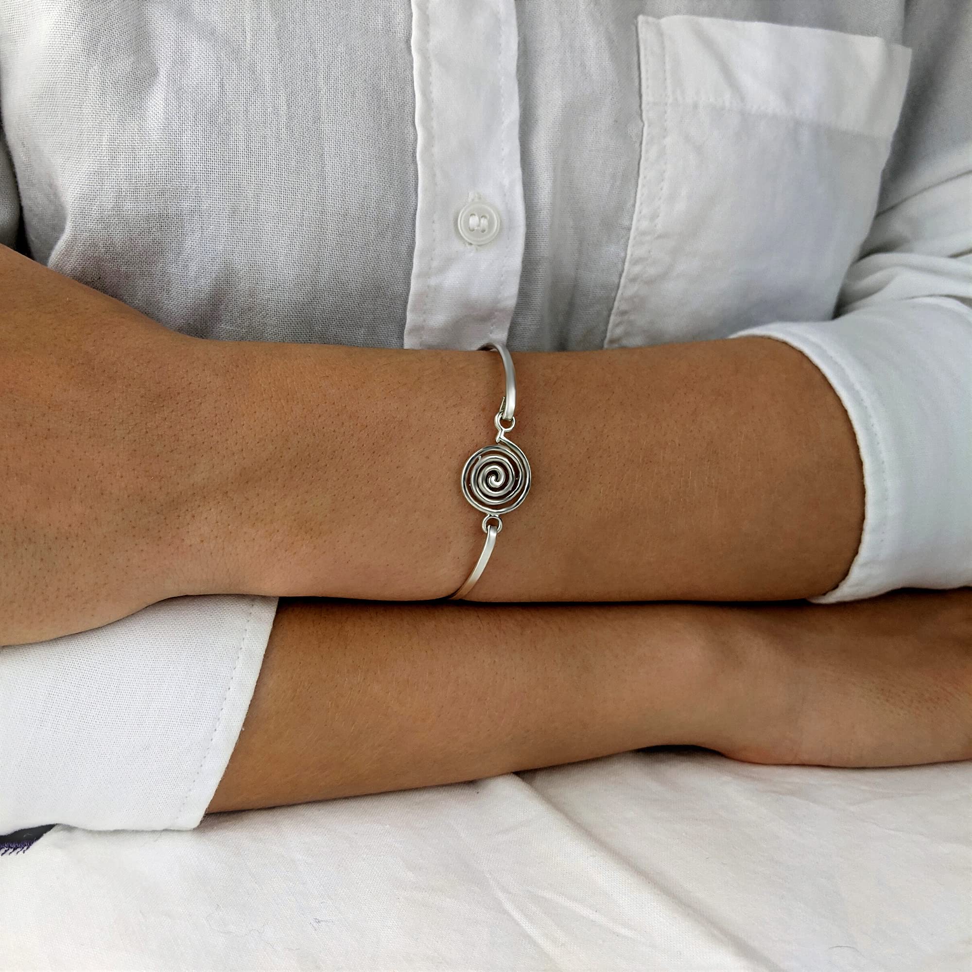 Silverly Pulsera Espiral Redonda Plata de Ley 925 | Dije Plata Maciza Forma Concha Marina Brazalete Plano Delgado Apilable | Joyería Bohemia Minimalista | Pulseras Remolino Mujer | Pulseras Amistad