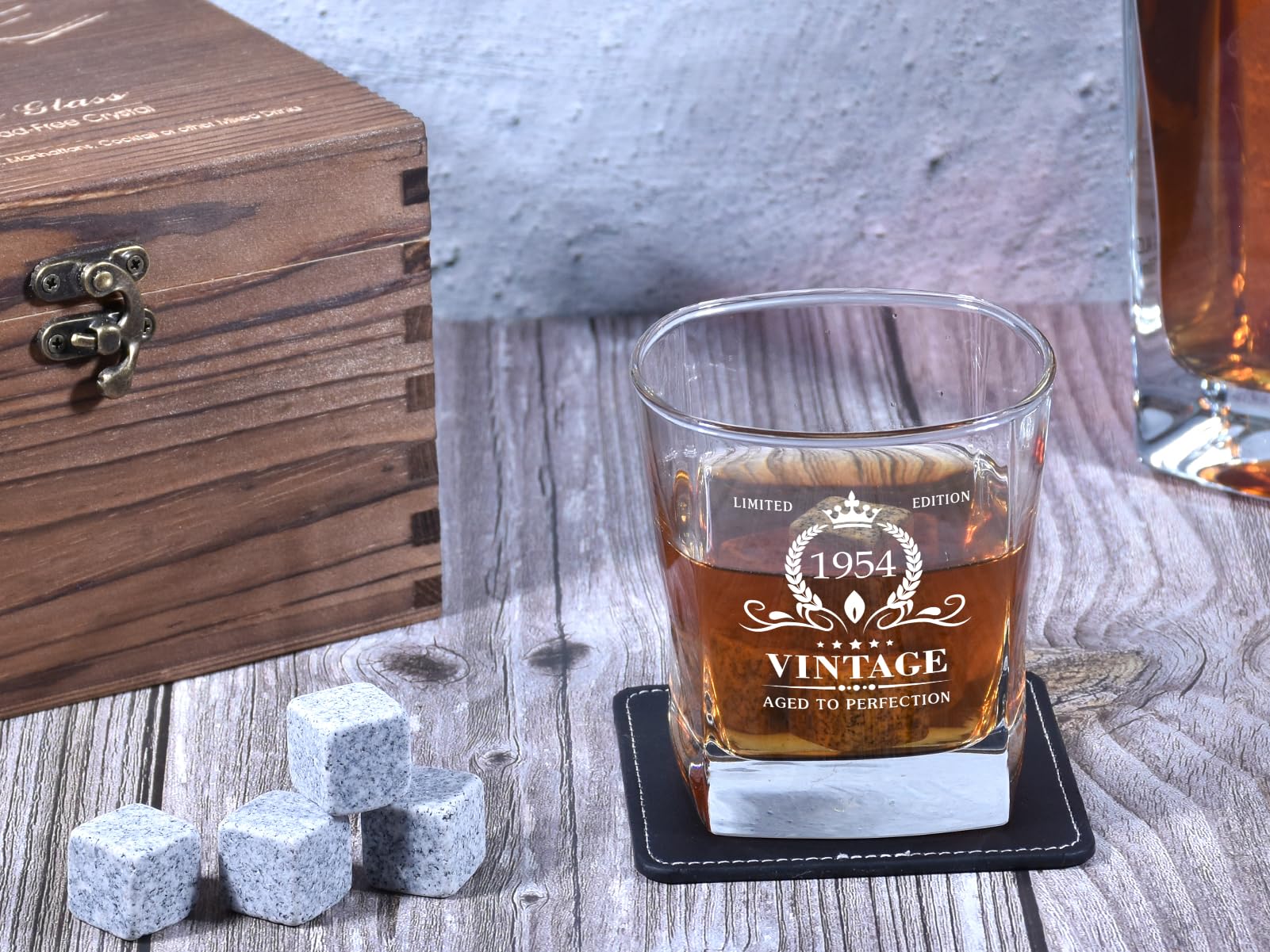 Regalo 70 Anni Per Uomo - Bicchiere Birra Vetro + Sottobicchiere Bambù, Inciso '1954 Annata Quasi Perfetta' - Foto 12