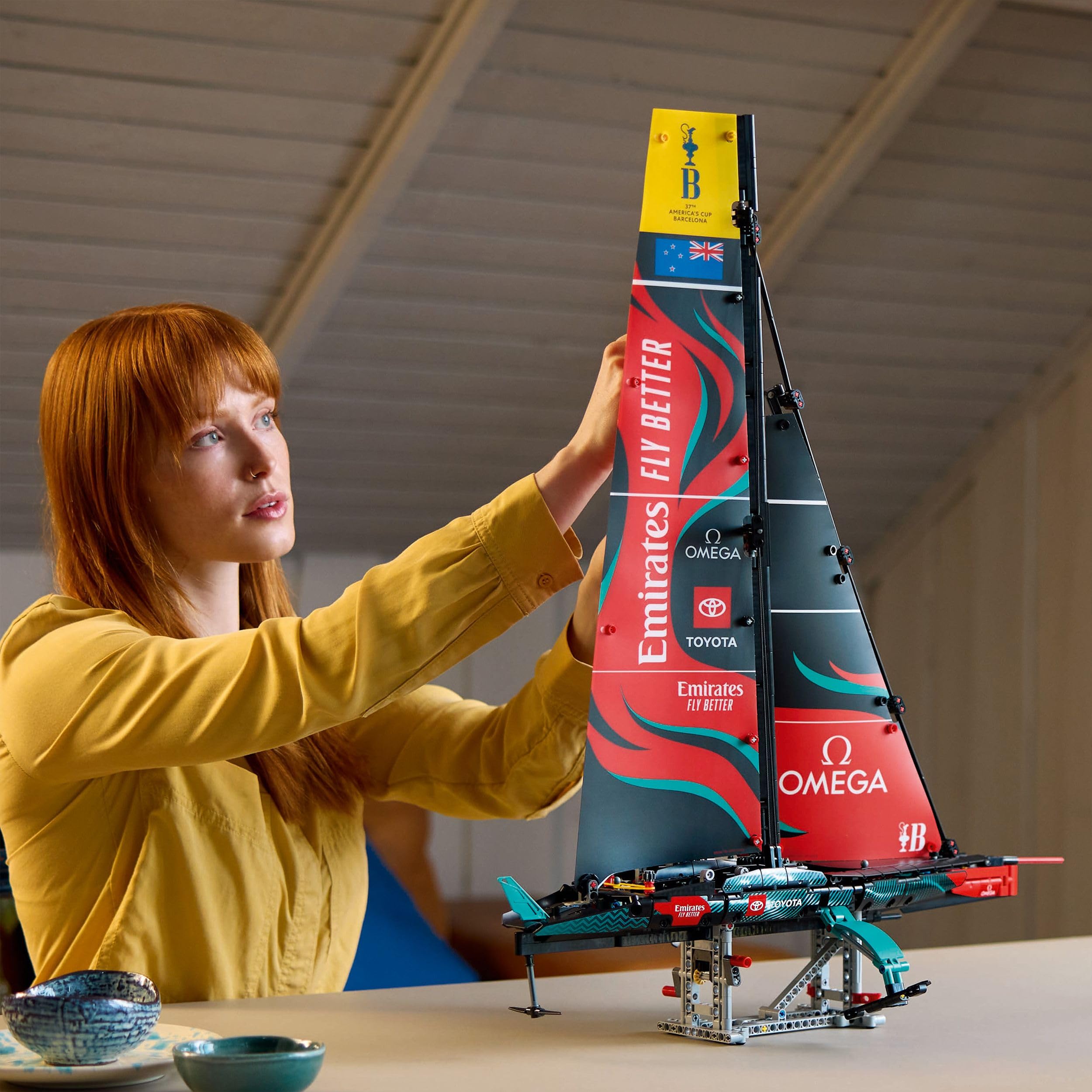 LEGO Technic Emirates Team New Zealand AC75, Modellino di Nave Yacht da Costruire, Kit Modellismo per Adulti con Barca a Vela, Idea Regalo Creativa per Uomo, Donna, Lui o Lei, Decorazione Casa 42174