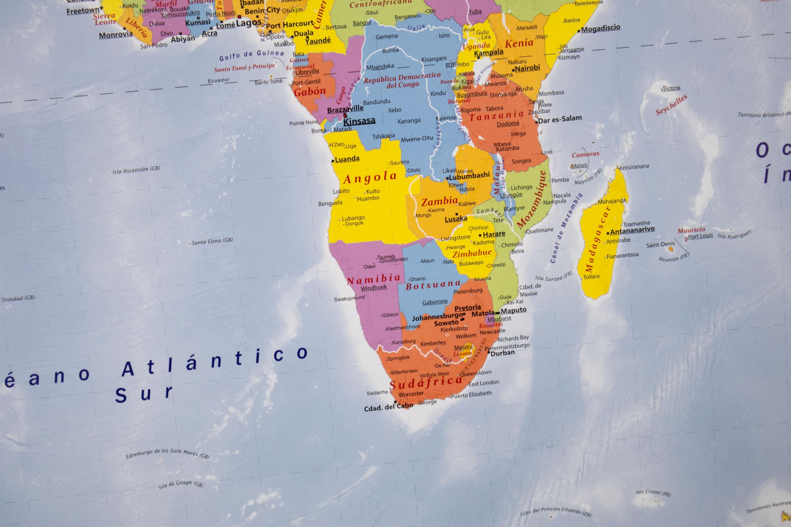 GeoMetro Mapa del mundo (en español), 70x100 cm, póster laminado, con banderas, con listones de madera para colgar + hoja de pegatinas