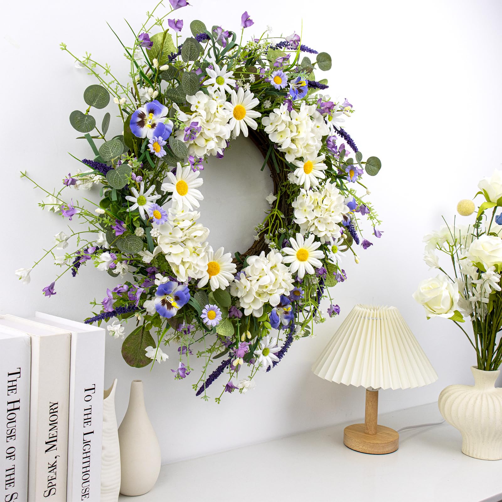 Couronne de porte à ressort avec fleur blanche 55,9 cm