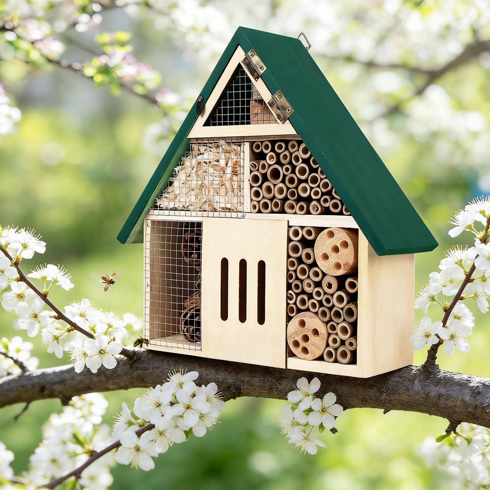 Casetta educativa per bambini e adulti, realizzata in pino naturale, supporta giardini aggiungendo un tocco visivo per la conservazione delle mosche