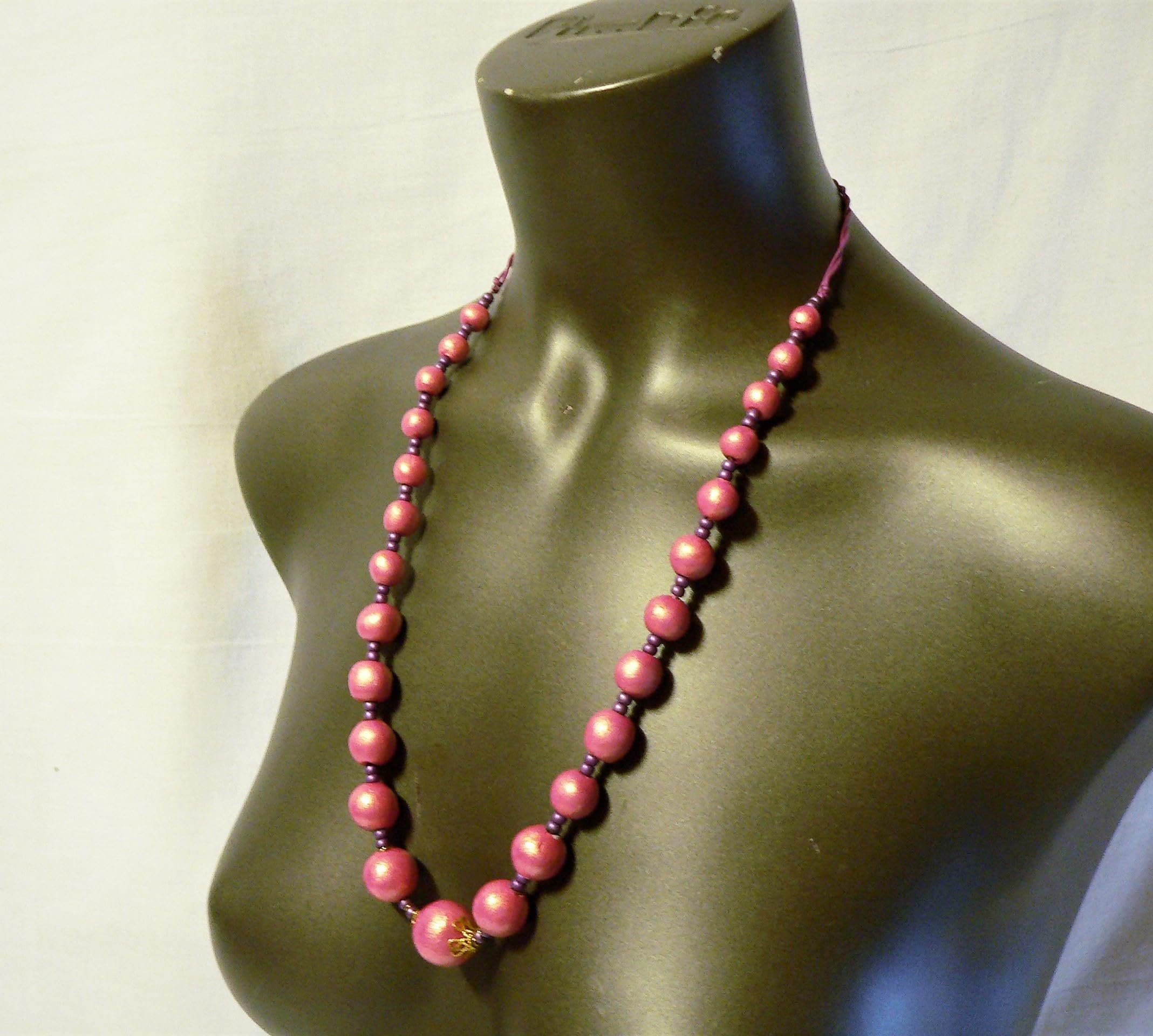 Gioielli da donna: Collana lunga in perline di ceramica, su laccio in pelle sintetica, colore rosa, linea Jean