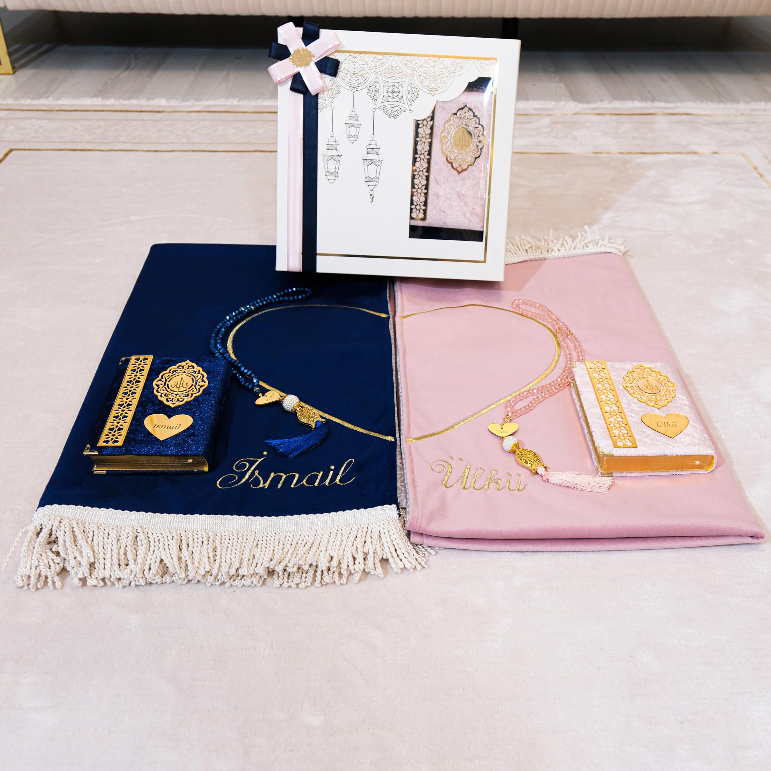 IEF Set of 2 Personalized Luxury Prayer Rug Prayer Beads Quran Islamic Gift Set for Couples Ramadan Eid Hajj Umrah Wedding Birthday Mother's Day Father's Day Valentine's Day Gifts (Pink-Navy Blue)