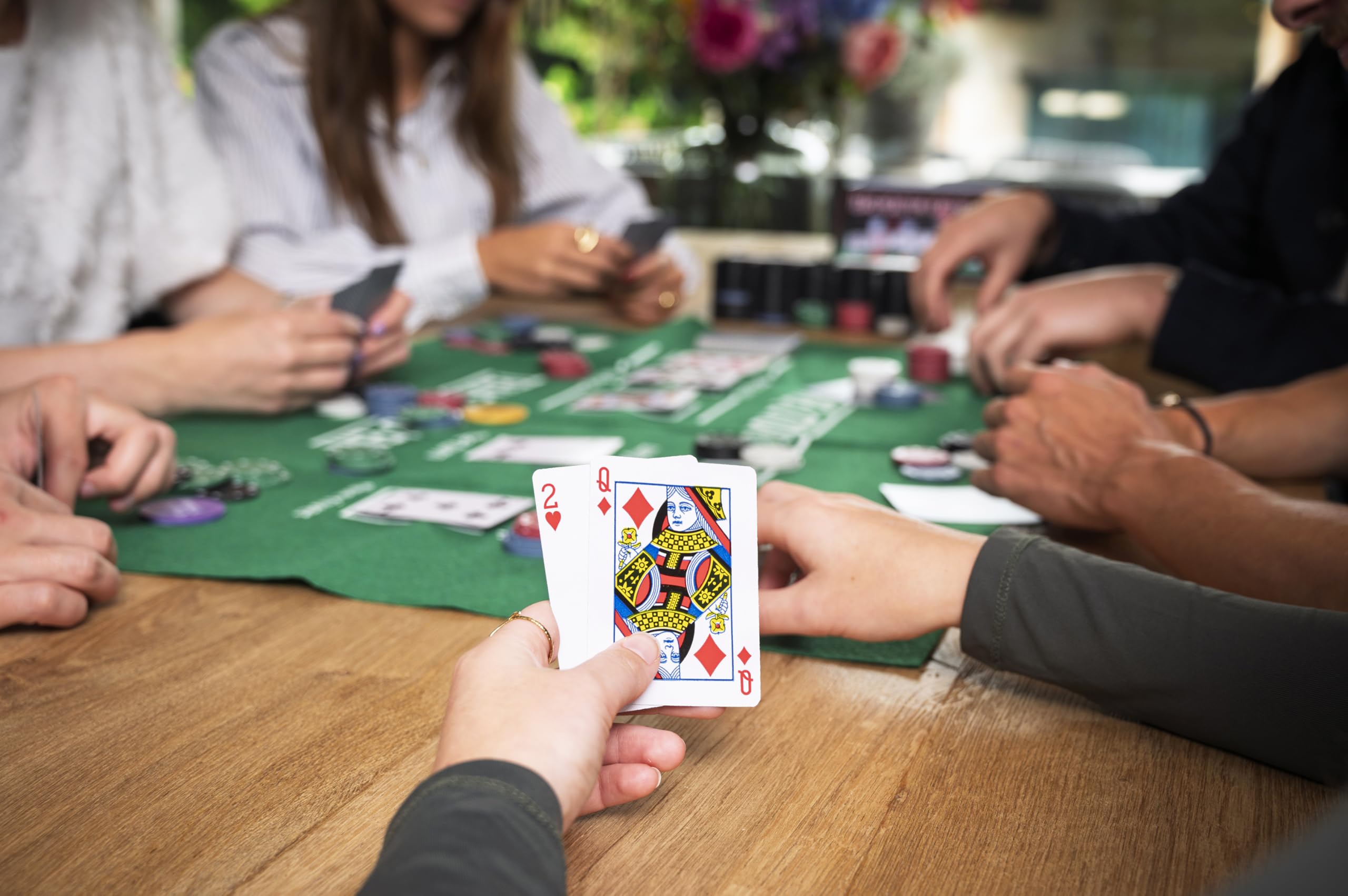 Coffret Poker 200 Jetons avec Tapis et Cartes - 320900 | Kit poker complet avec tapis, 200 jetons de poker 4 g, 2 jeux de cartes, boutons croupier, blindes et règles Texas Hold’em
