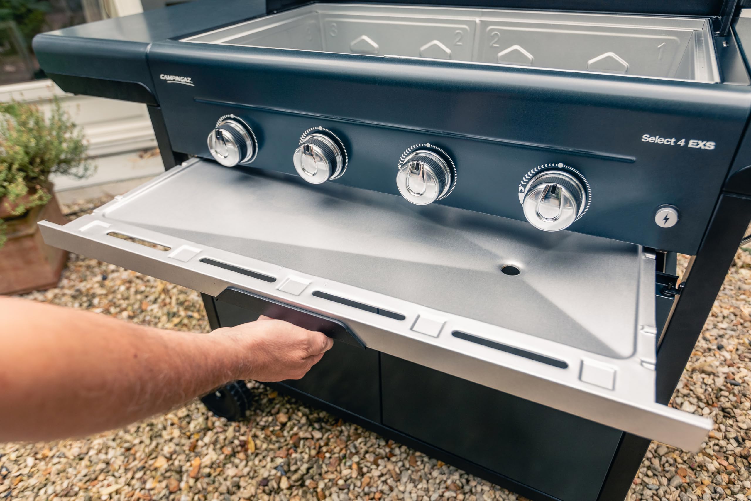 Campingaz Class 4 L Select Gas Barbecue | Barbacoa con Plancha, Carro, Ruedas y Tapa con Termómetro – 4 Quemadores | 12 kW Total, Negro