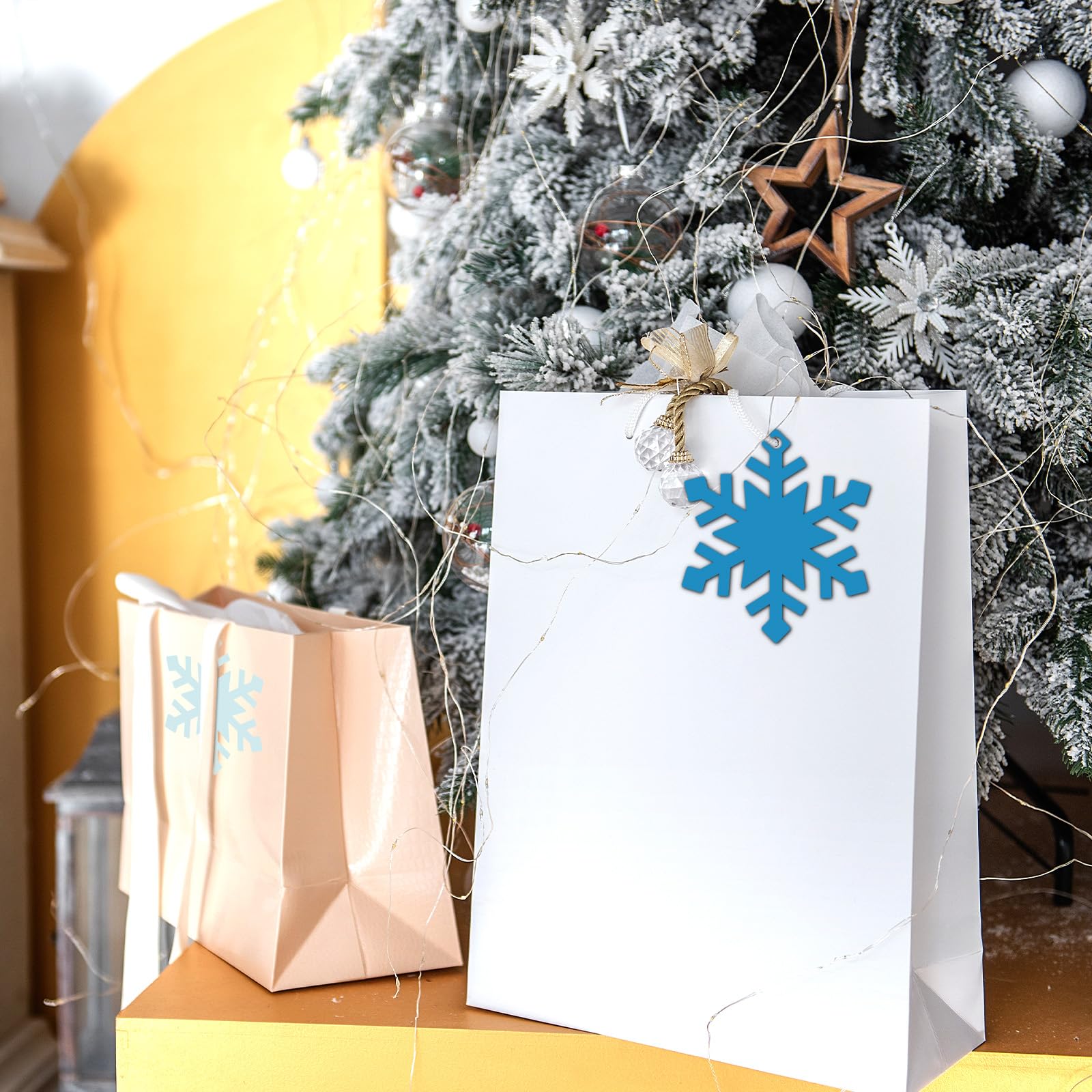 Whaline 120 Stück Weihnachts-Winter-Papier-Geschenkanhänger mit Hanfseil, weiß-blaue Schneeflocke, hängende Anhänger mit vorgestanzten Löchern, Weihnachtsgeschenke, Wunsch-Etiketten, 4 Farben