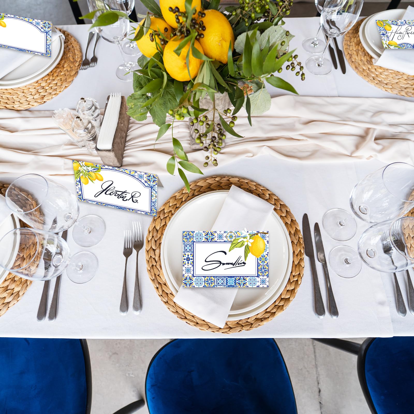 JarThenaAMCS Capri-Zitronen-Tischkarten, 11,7 x 7,6 cm, blaue Fliesen, gelbe Zitrone, Zelt-Namenskarten, Sommer-Zitrusfrüchte, blanko, Sitzzuordnungsetiketten für Party-Tischdekoration, 6 Designs, 60