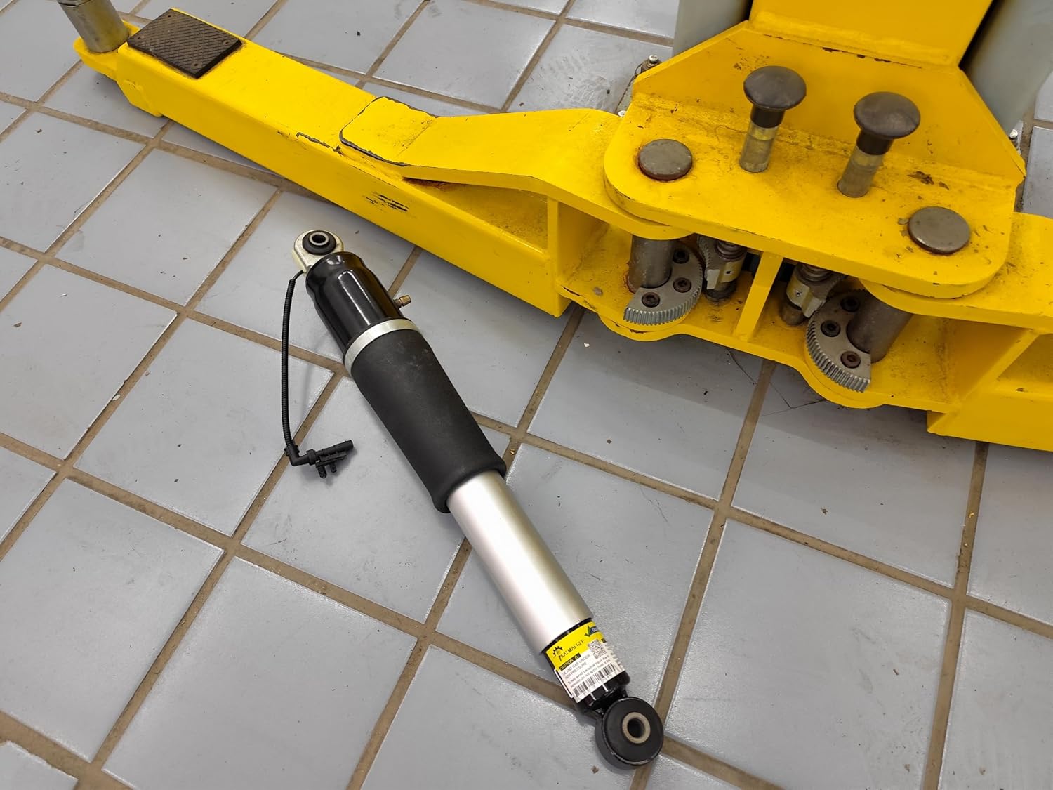 84176631 84176675 4PCS Front and Rear Shock Struts Assembly with Magnetic Ride Control for Cadillac Escalade Tahoe Suburban, for GMC Yukon 2015-2020