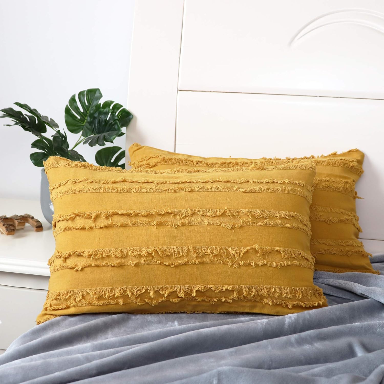 bed throws and cushions