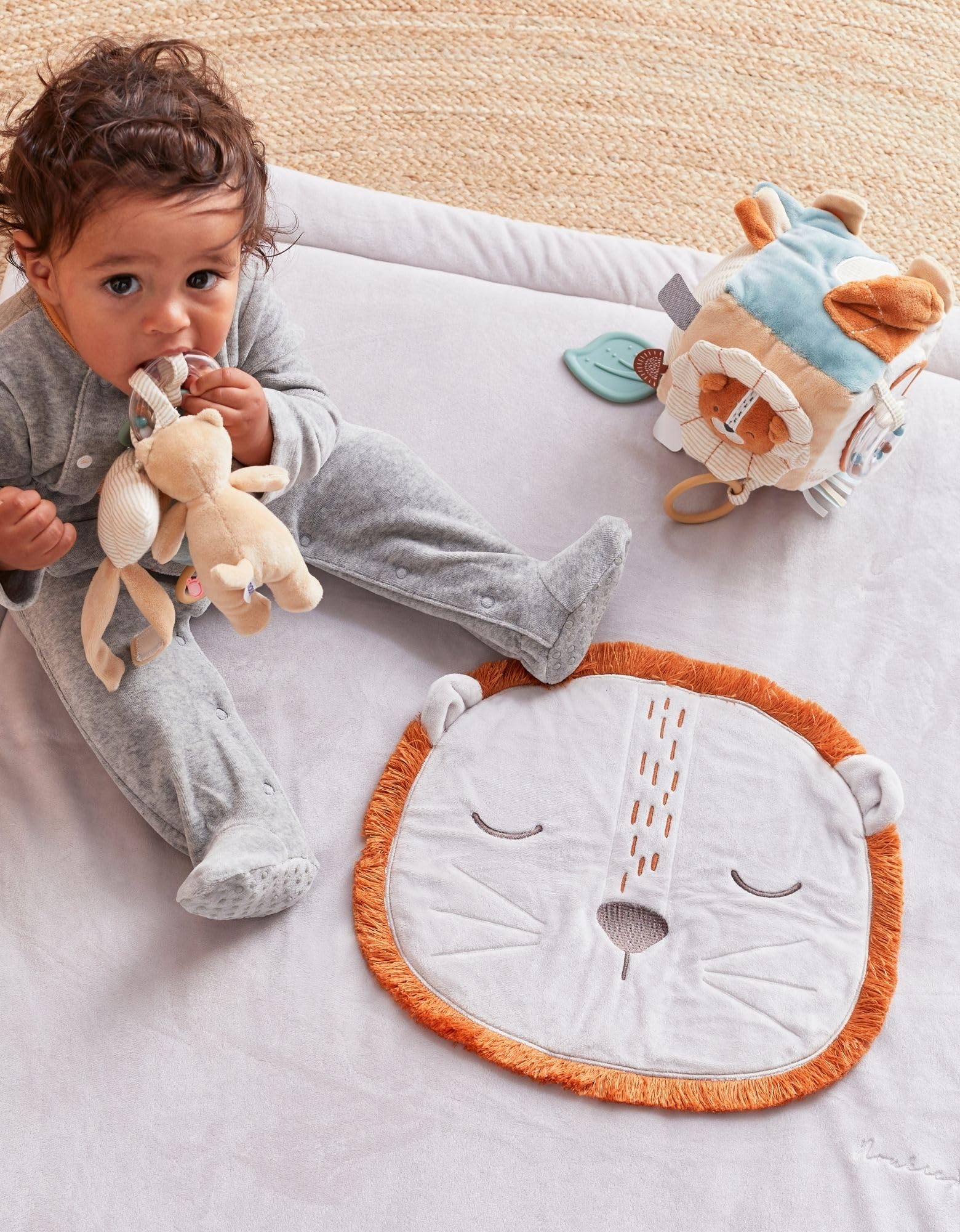 NOUKIE'S - Cube d'activités pour bébé - Jouet d'éveil - Caramel - Babou & Kendi - Cadeau naissance