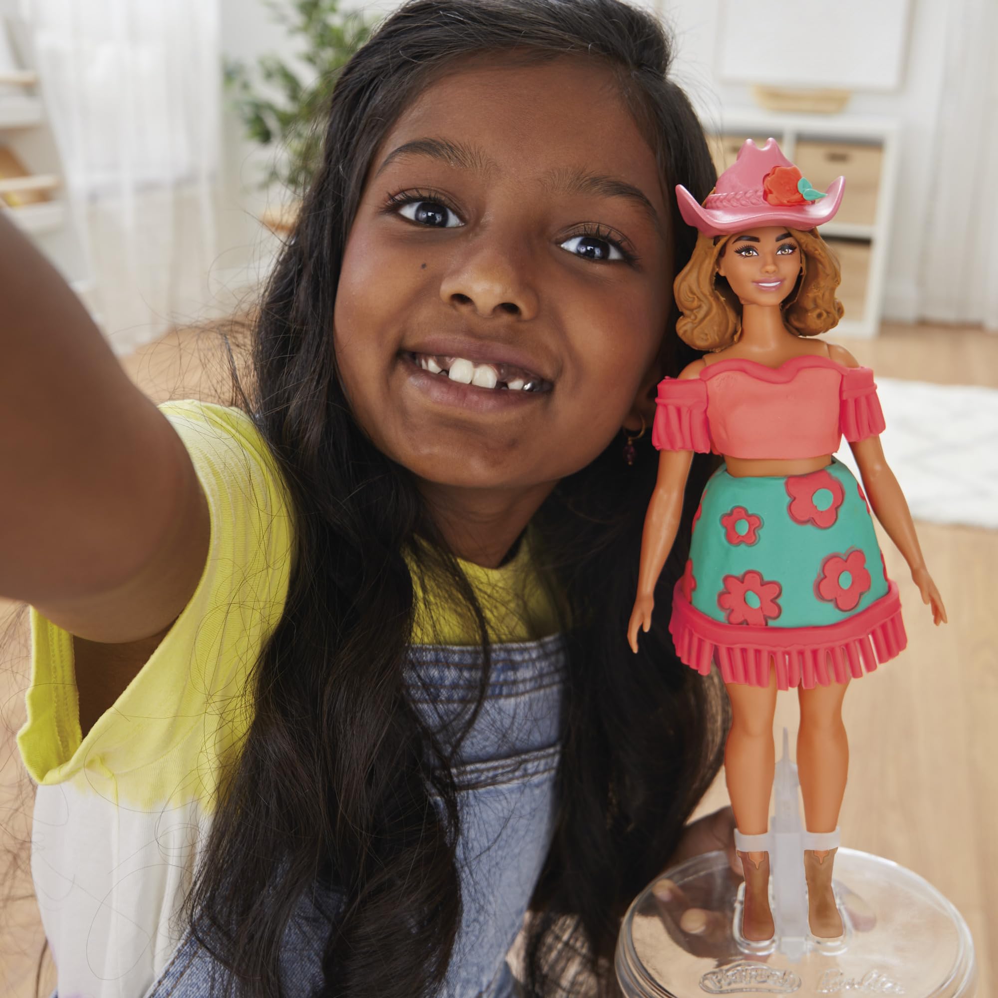 Play-Doh Barbie Blumen und Fransen Set, Puppenkleidung mit Modelliermasse & 9 Modeaccessoires, Kunst & Handwerk für Mädchen & Jungen ab 5 Jahren