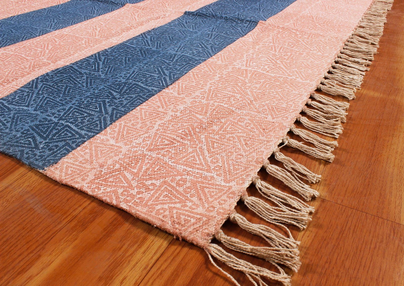 Kelim Teppich, quadratisch, handbedruckt, Baumwolle, Dhurrie, rosa und blau, gestreiftes Design, Handwäsche, 0,5 cm dick, handgefertigt, Boho, für drinnen und draußen, Flachgewebe, Teppiche für Flur