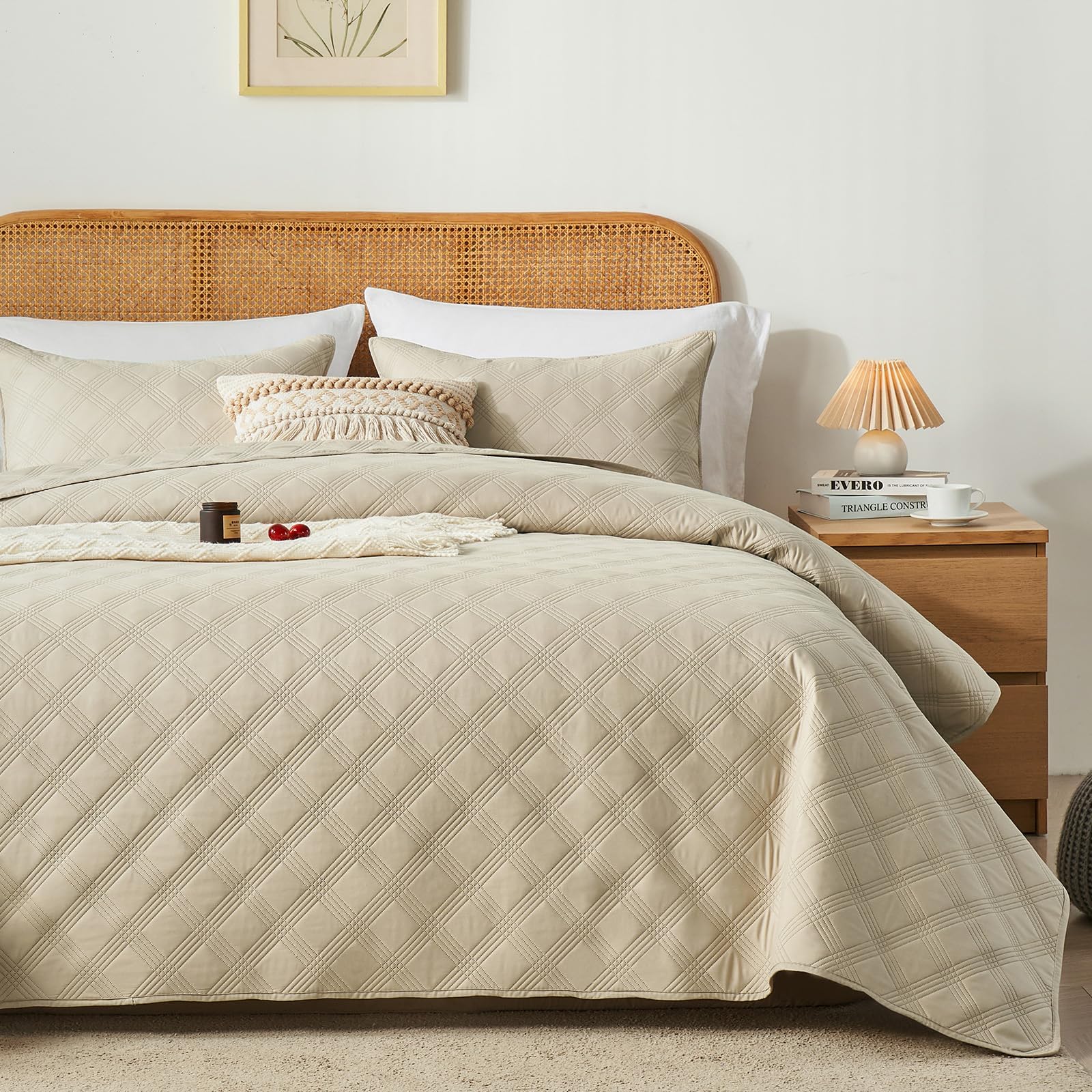 inron Quilt Set King Size, Beige Microfiber Ultrasonic Cal King Bedspreads, Lightweight Breathable Coverlet, Modern Geometric Pattern Thin Bedding Set for All Season (1 Quilt, 2 Pillow Shams)