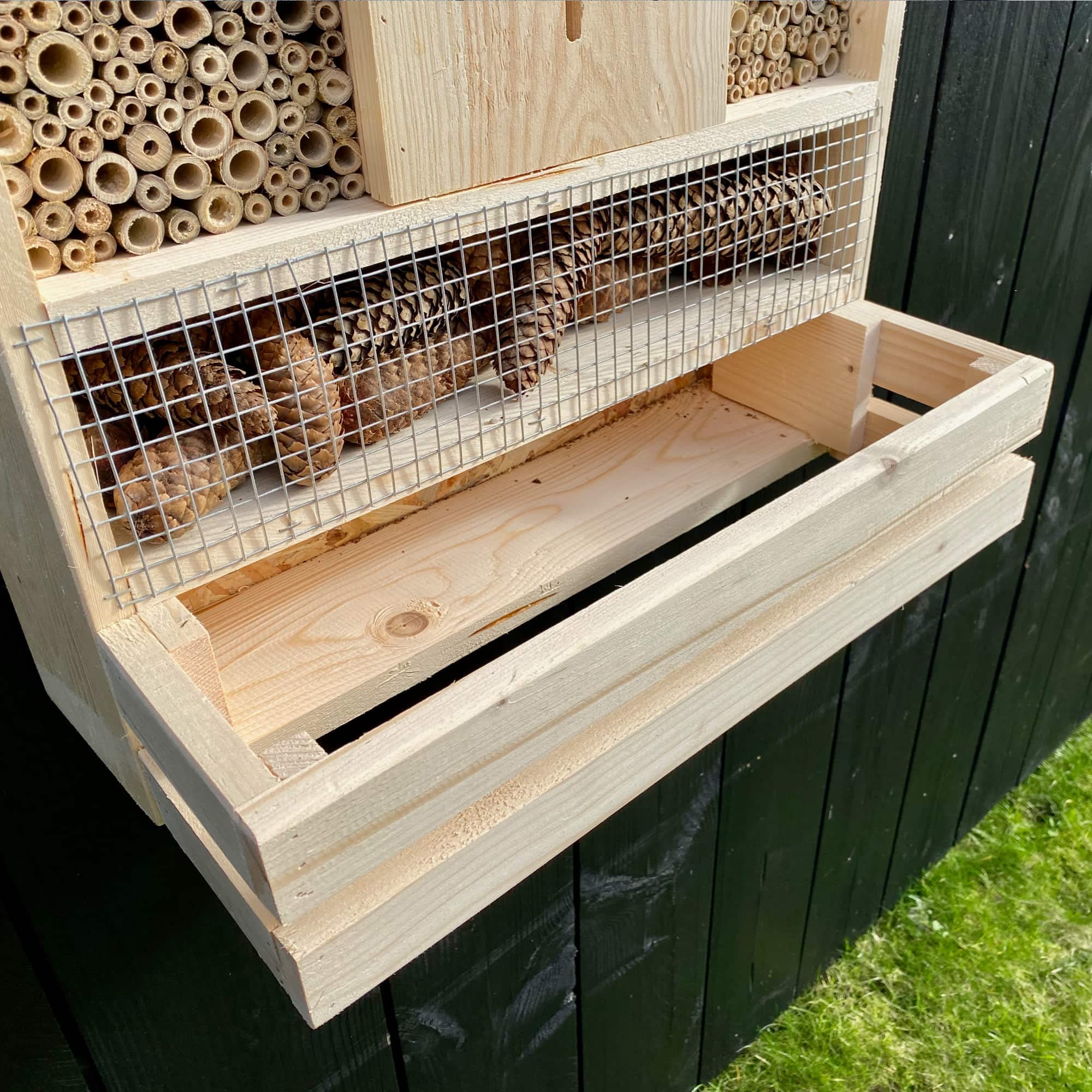 GARTENETAGE Insektenhotel zum Aufhängen XXL mit Pflanzenbalkon/Naturbelassenes, massives Insektenhaus & Bienenhotel/Insektenhotel Groß, Marienkäferhaus/Nisthilfe & Artenschutz